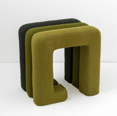 Meta Hocker mit 3 Beinen von Jaclyn Pappalardo