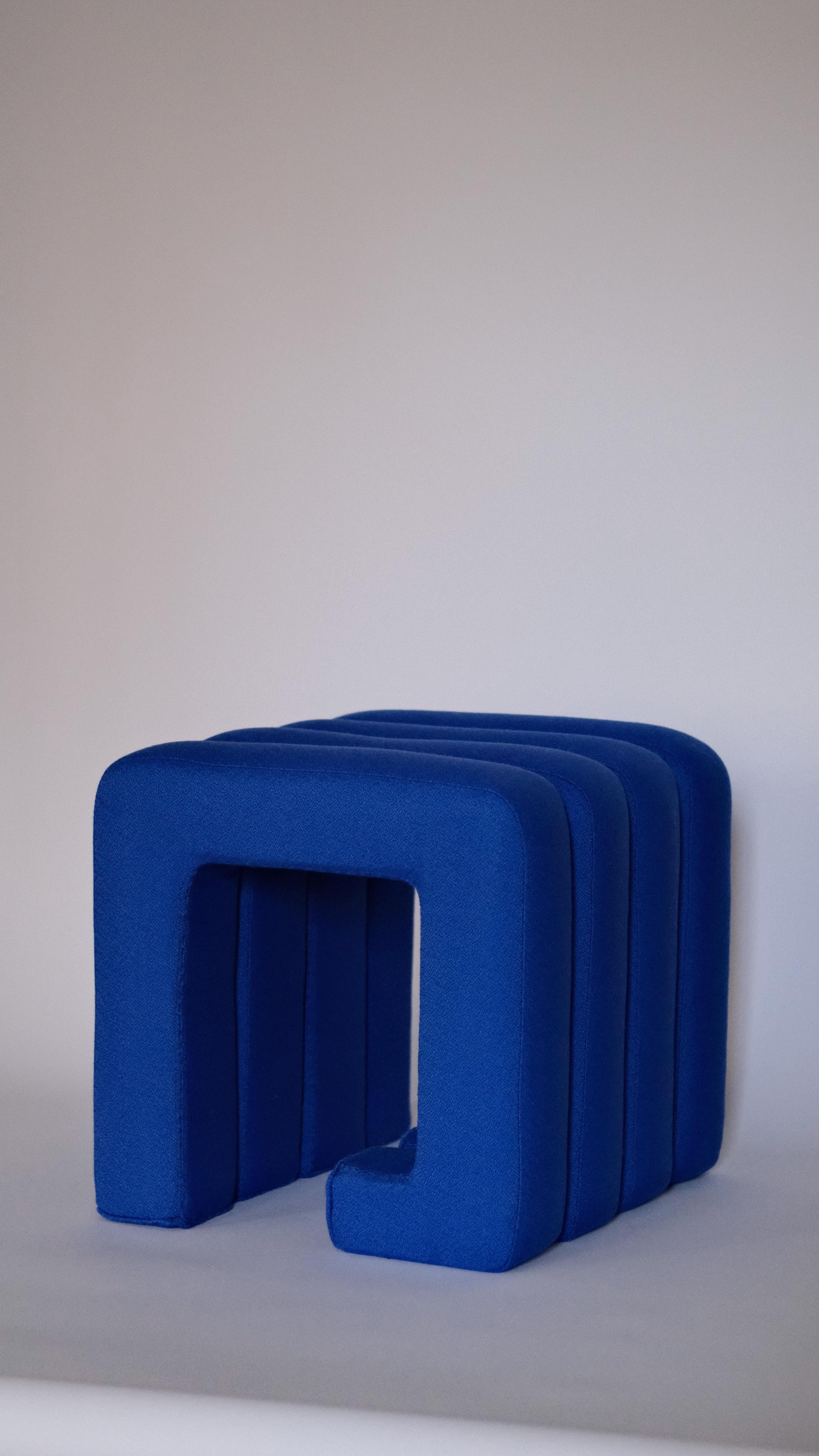 Tabouret Meta par Jaclyn Pappalardo
Dimensions : L 47 x D 36 x H 49 cm
MATERIAL : Bois de pin, mousse d'ameublement et tissu Denim, Blue Bute. 

Jaclyn est une designer et fabricante basée à Londres. Sa formation en scénographie alimente son travail