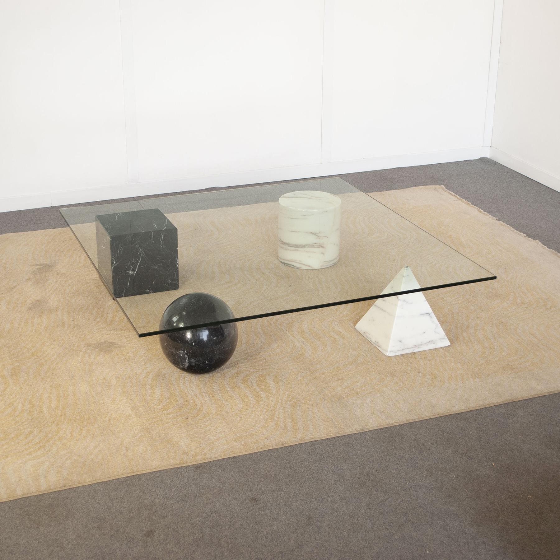 Table basse avec plateau en verre et pieds aux formes géométriques en marbre de Carrare mod. Metafora par le designer Gianni Vignelli de Casigliani au début des années 1980.
