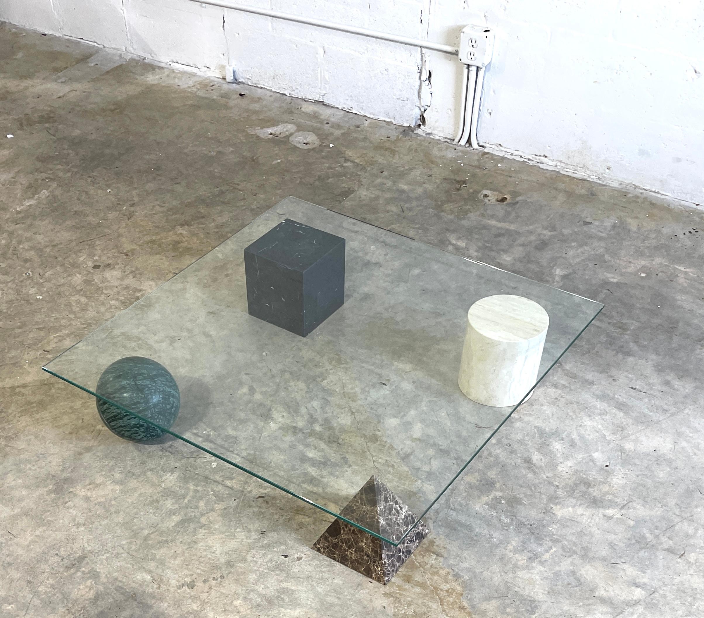 Metafora Couchtisch von Lella und Massimo Vignelli, hergestellt in Italien. Formen aus Marmor und Travertin: Würfel, Pyramide, Kugel und Zylinder. Neues Glas.
