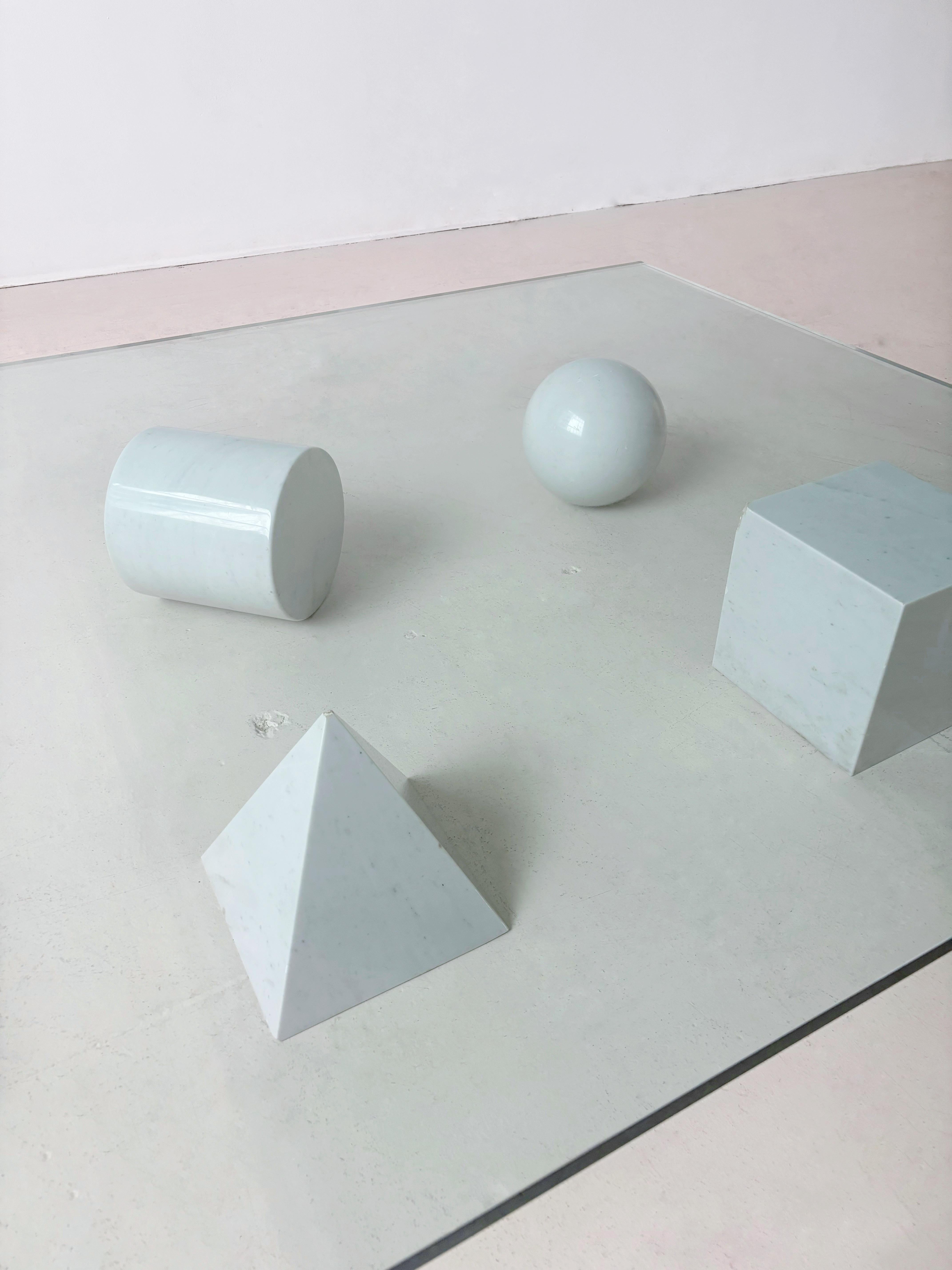 Européen Table basse Metafora en marbre blanc de Carrare par Lella et Massimo Vignelli en vente