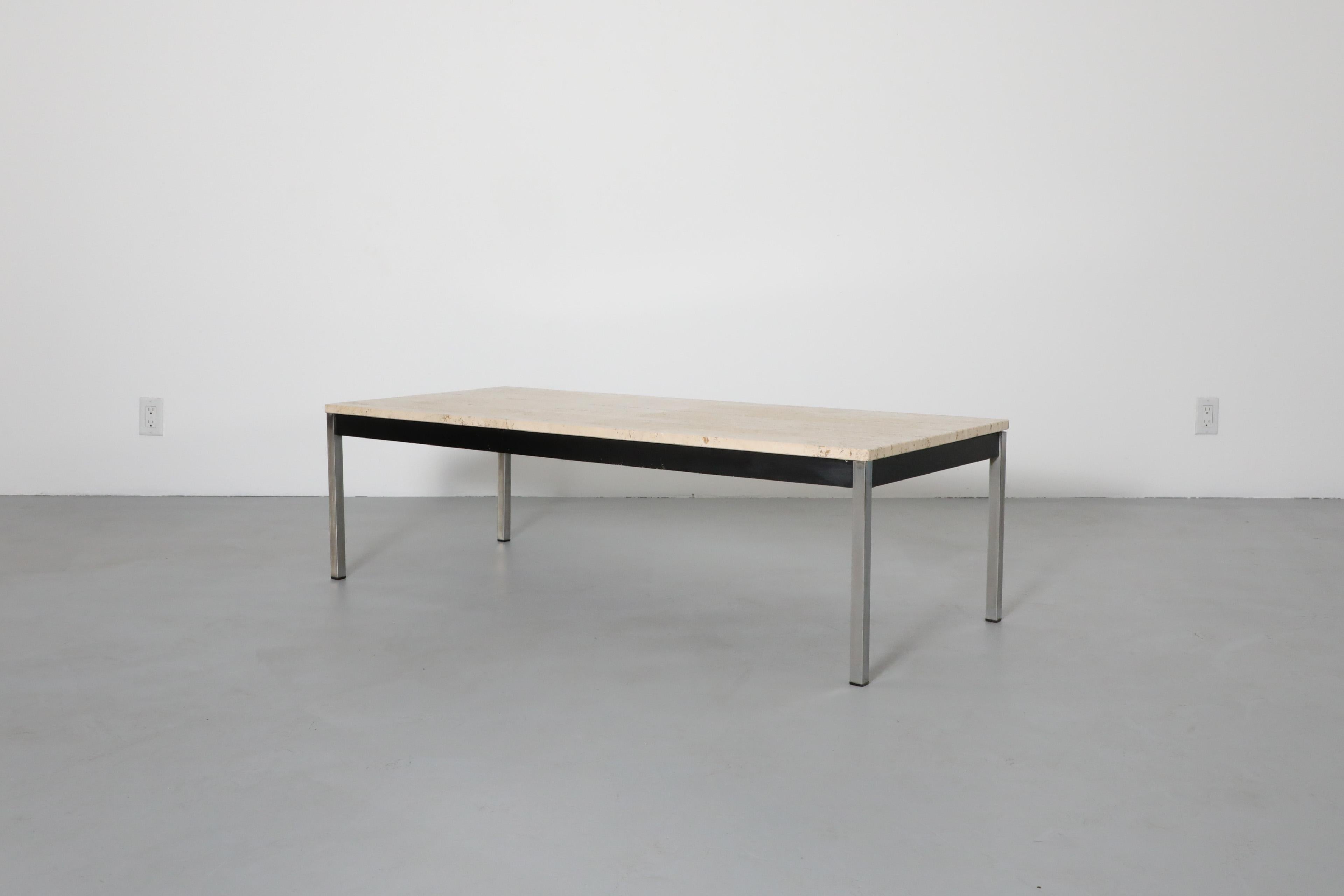 Mid-Century Modern Table basse du milieu du siècle dernier en travertin et chrome Metaform (attr) en vente