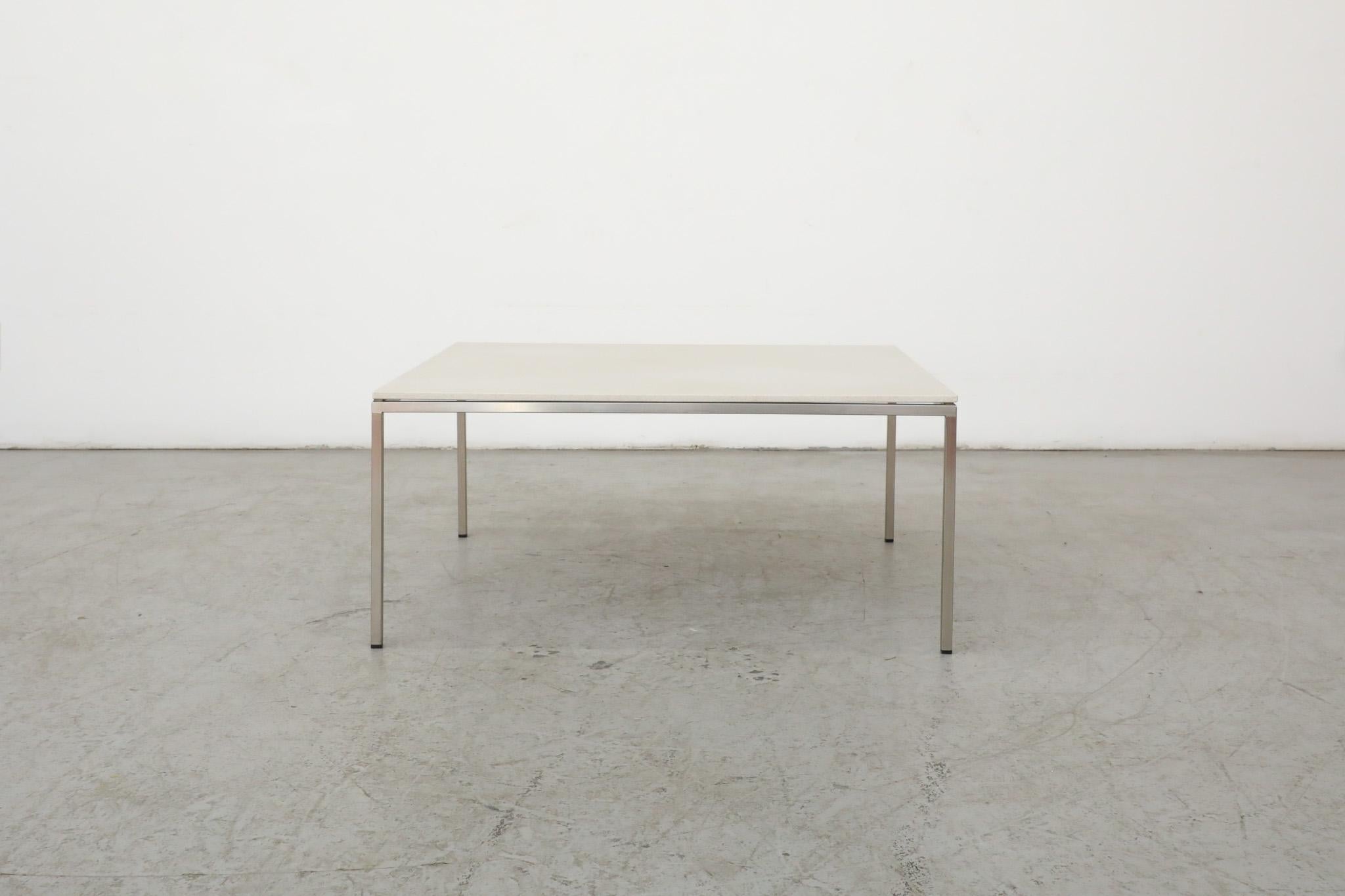 Table basse carrée du milieu du siècle dernier, attribuée au fabricant de meubles néerlandais Metaform, avec un plateau en pierre blanche et une structure chromée minimaliste. Un design magnifique et épuré qui s'intégrerait parfaitement à tout