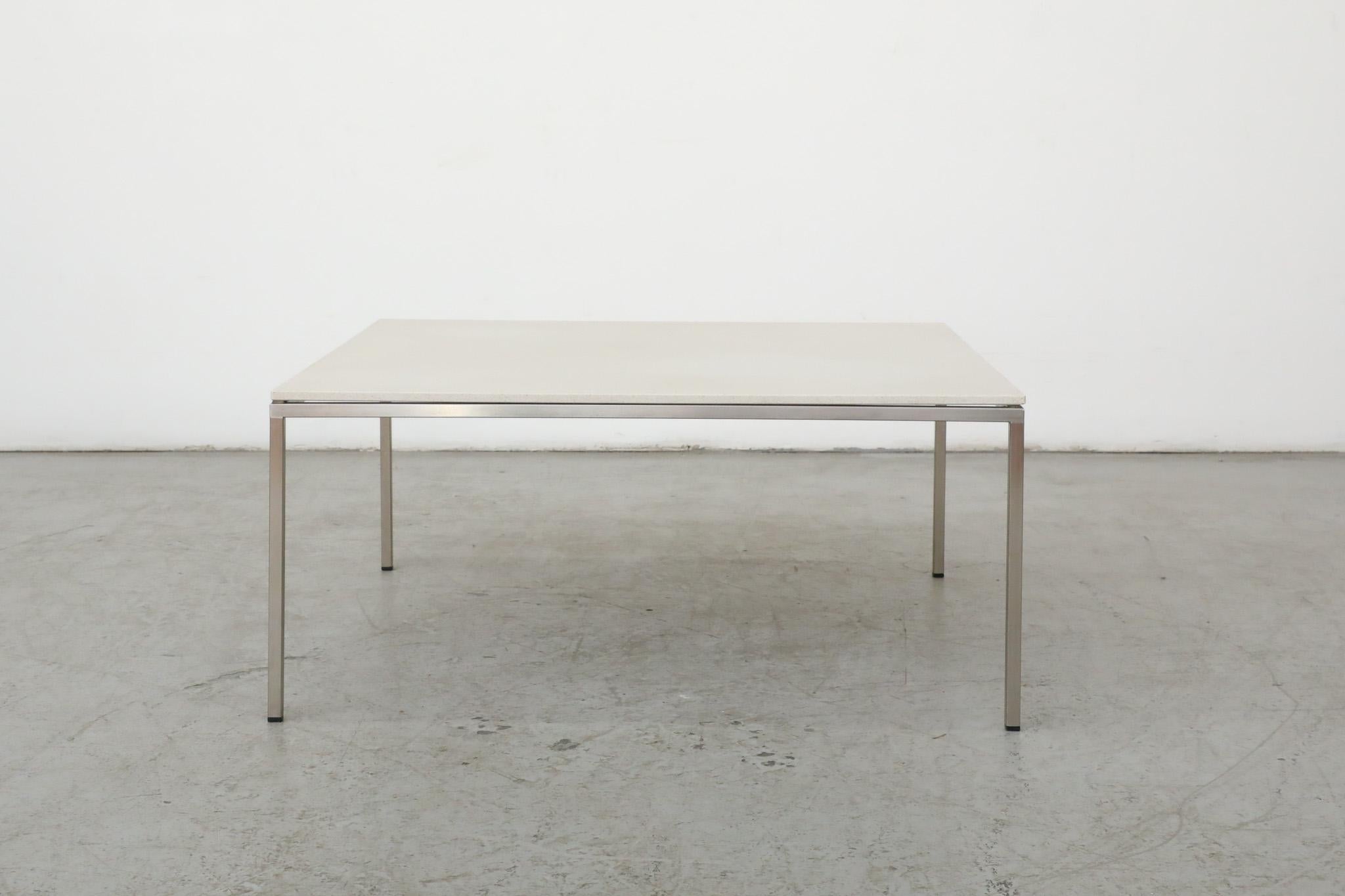 Table basse Metaform (attr) en pierre blanche avec cadre chromé Bon état - En vente à Los Angeles, CA