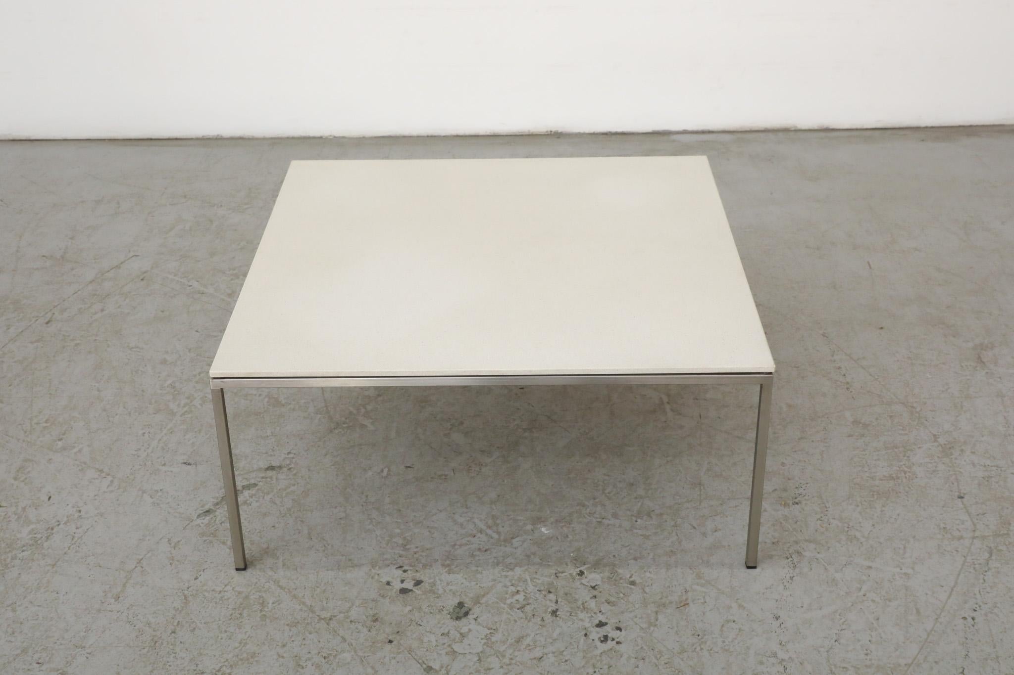 Table basse Metaform (attr) en pierre blanche avec cadre chromé en vente 1