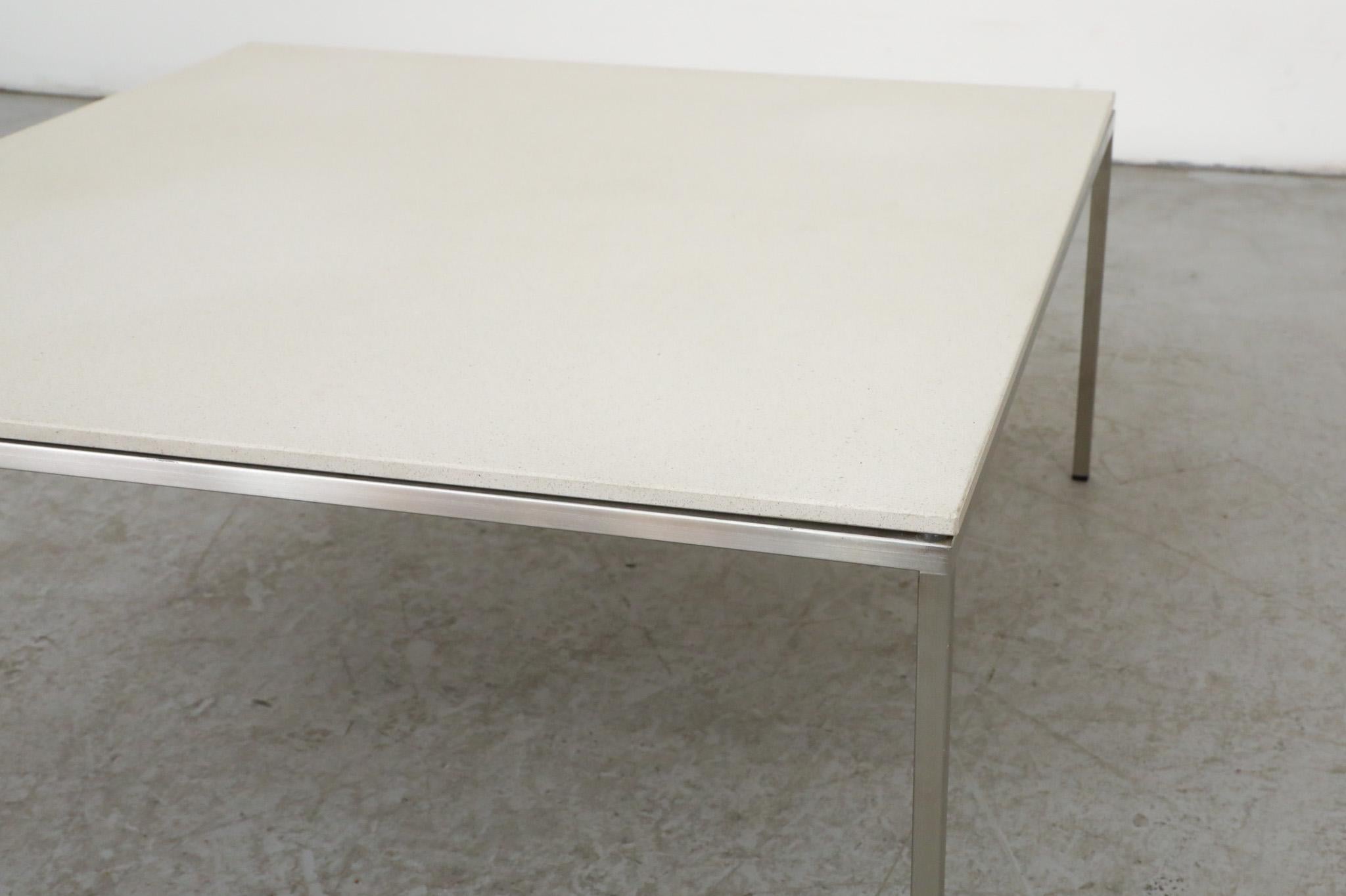 Table basse Metaform (attr) en pierre blanche avec cadre chromé en vente 2