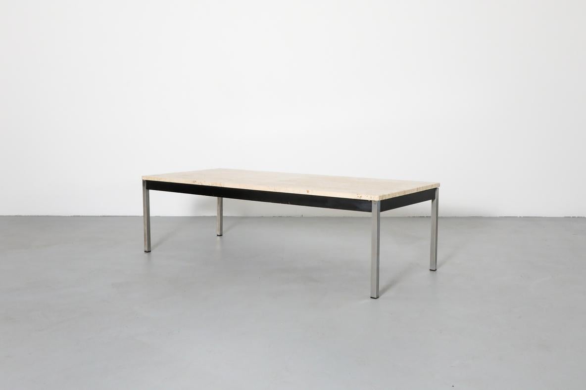 Table basse rectangulaire en travertin attribuée à Metaform au milieu du siècle dernier. Il est doté d'un magnifique plateau en travertin massif, d'un cadre en bois teinté noir et de pieds carrés chromés. Un mélange chic de matériaux assemblés en