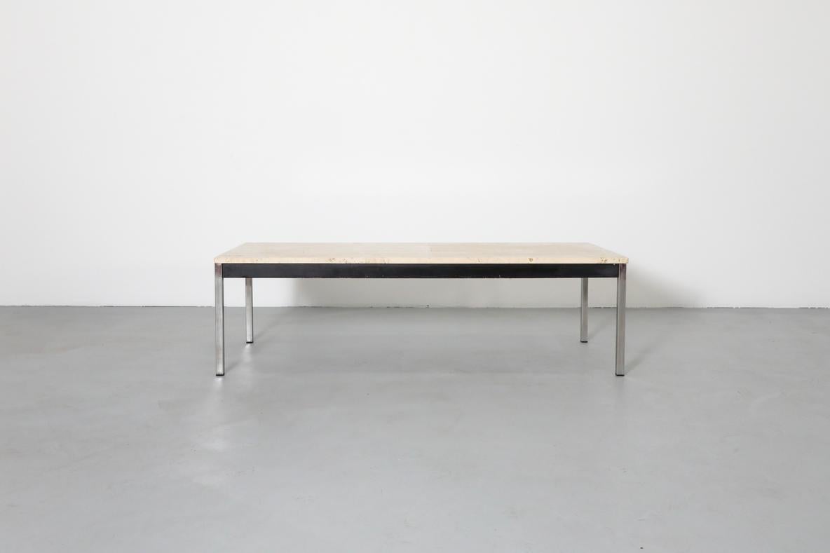 Mid-Century Modern Metaform Table basse attribuée au milieu du siècle en travertin et chrome en vente