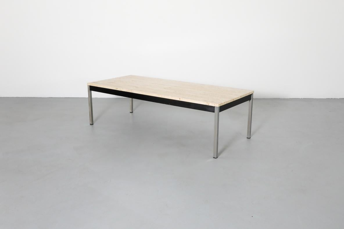 Néerlandais Metaform Table basse attribuée au milieu du siècle en travertin et chrome en vente