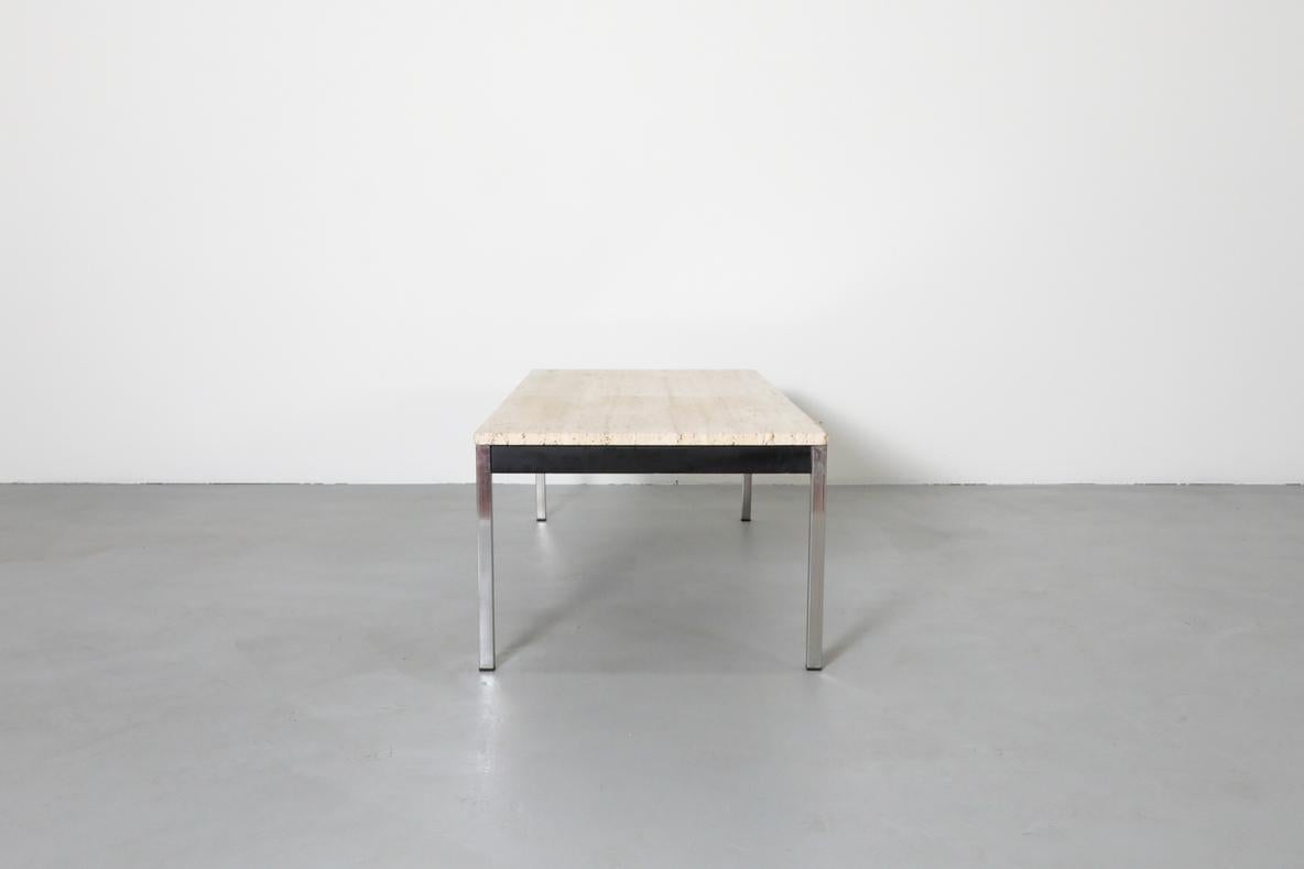 Metaform Table basse attribuée au milieu du siècle en travertin et chrome Bon état - En vente à Los Angeles, CA