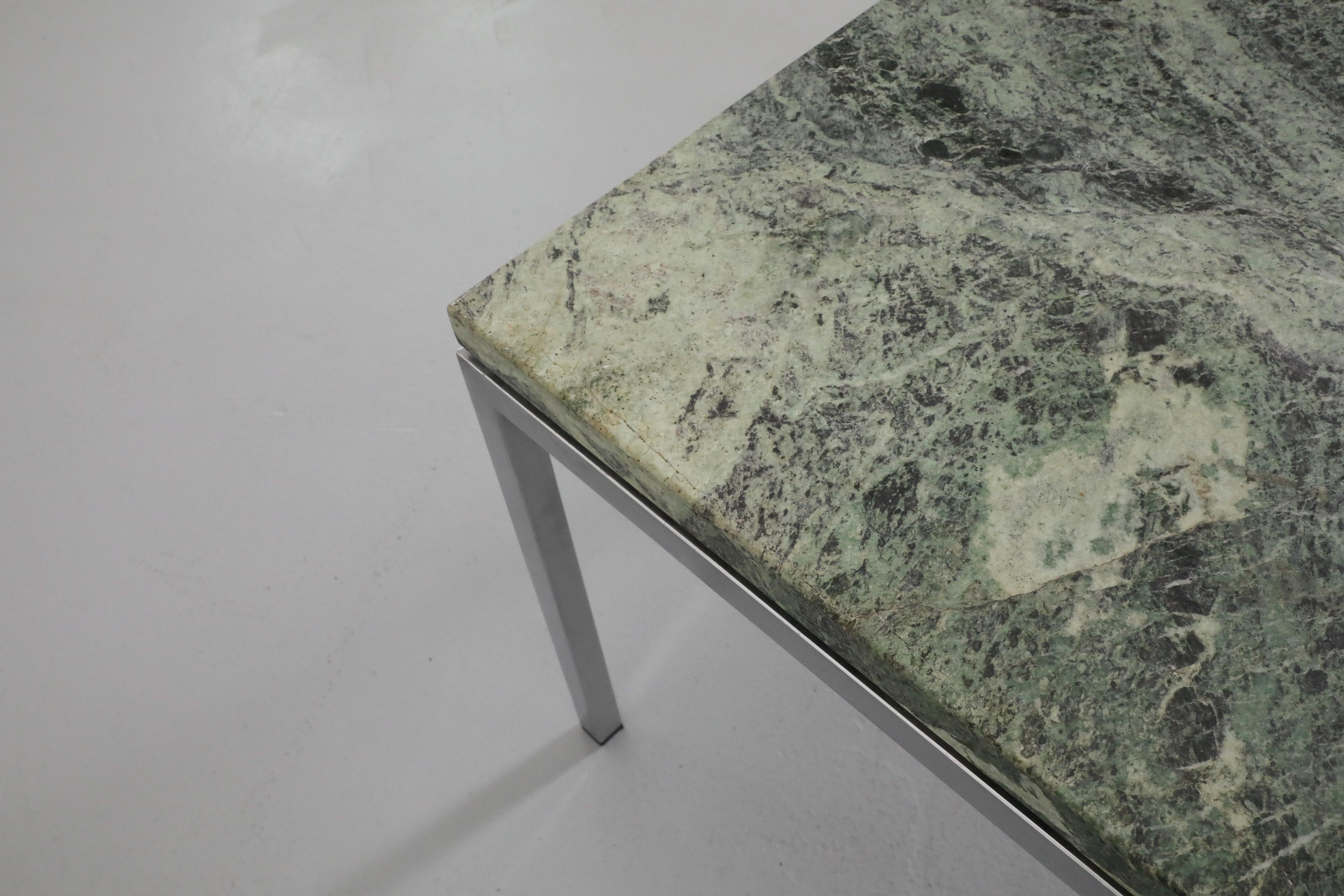 Table basse chromée Metaform avec plateau en marbre vert en vente 4