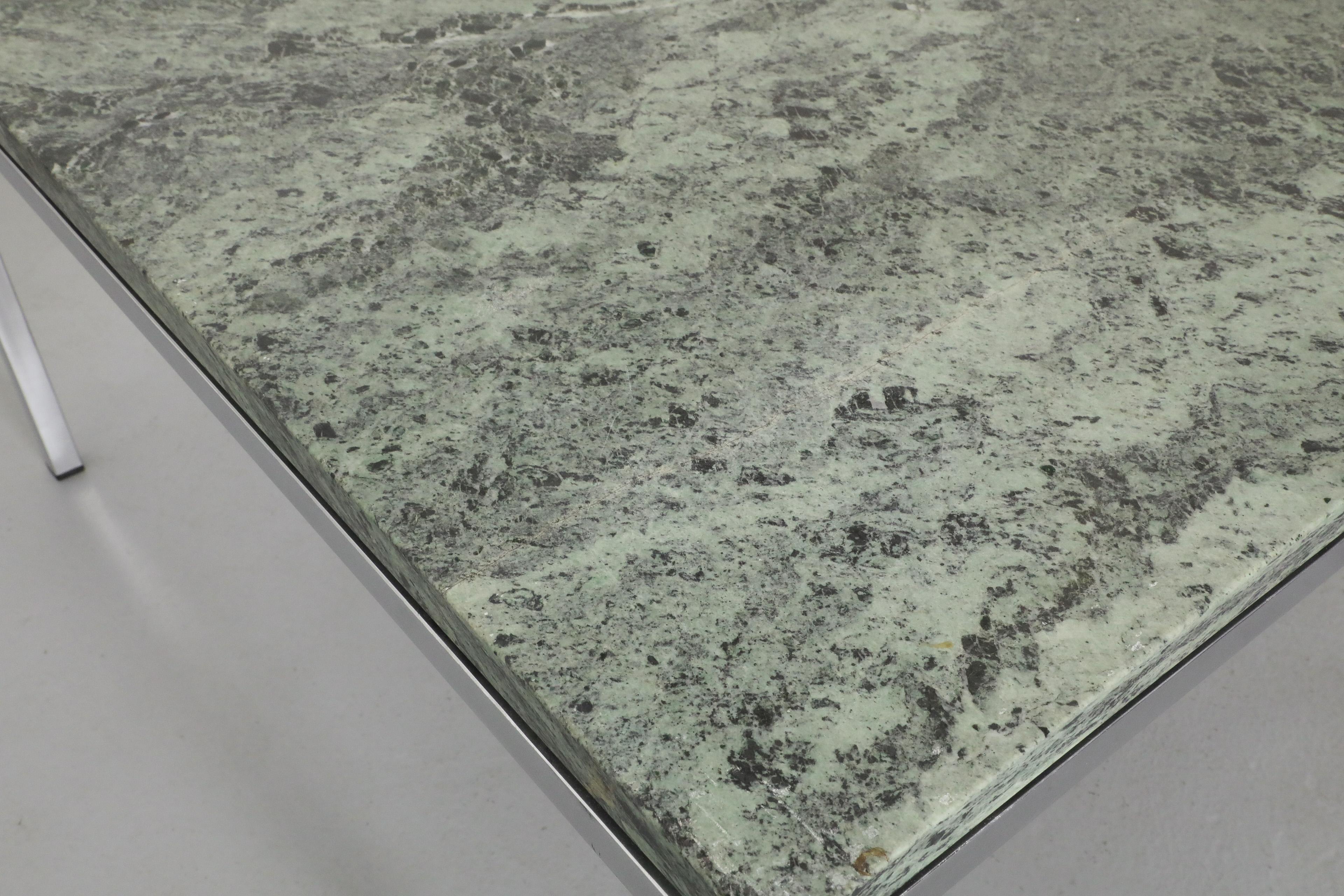 Table basse chromée Metaform avec plateau en marbre vert en vente 5