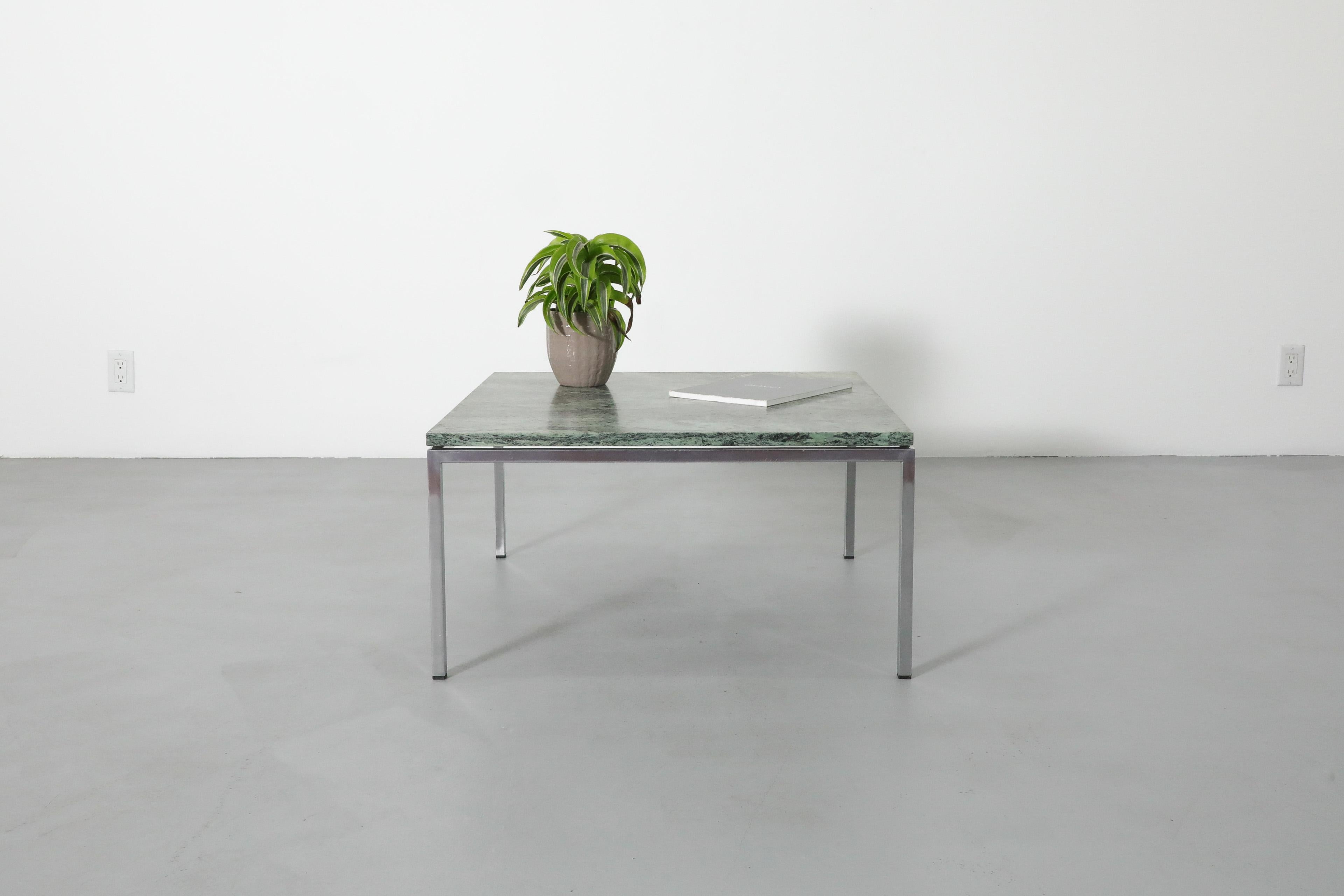 Mid-Century Modern Table basse chromée Metaform avec plateau en marbre vert en vente