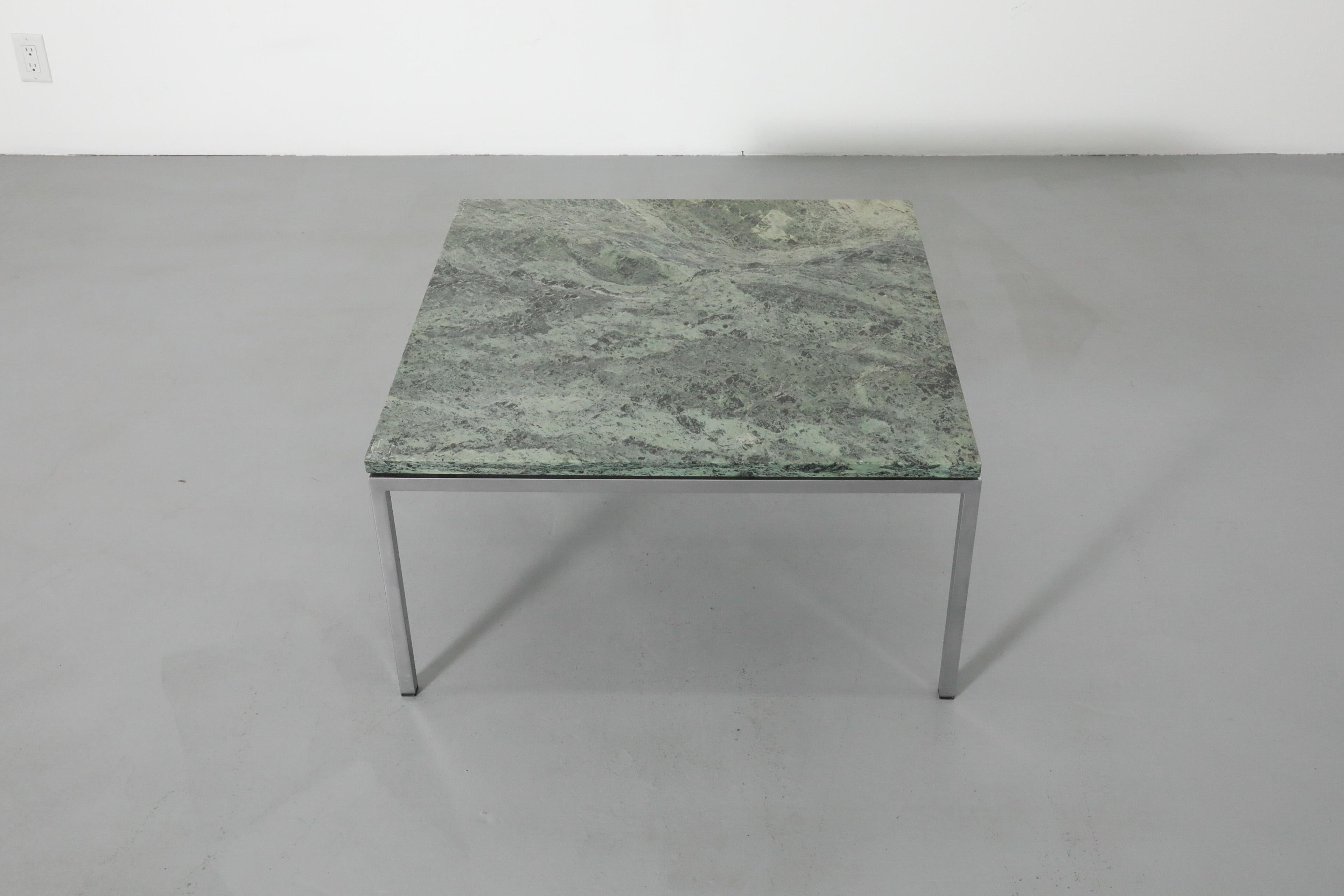 Néerlandais Table basse chromée Metaform avec plateau en marbre vert en vente