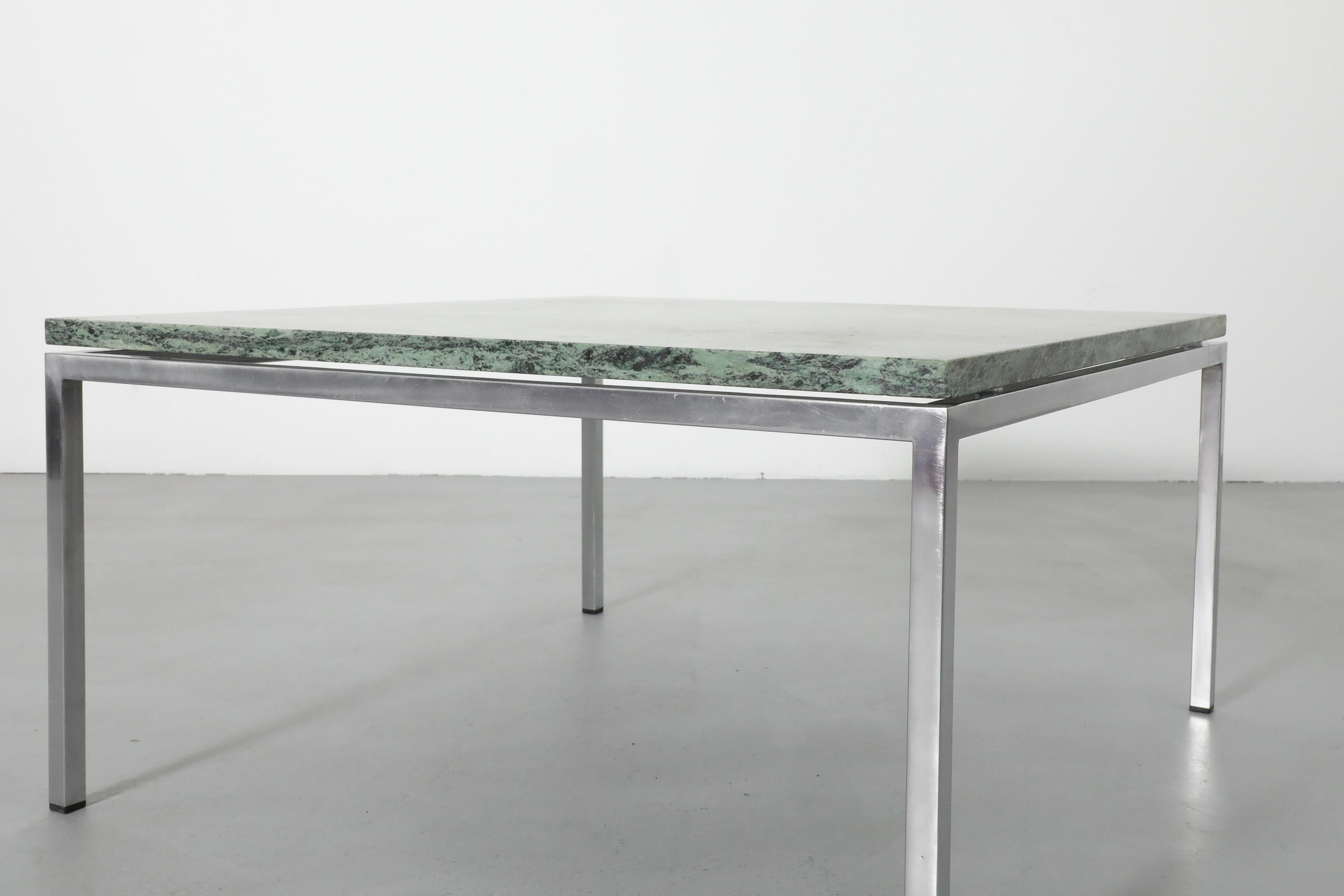 Table basse chromée Metaform avec plateau en marbre vert en vente 1