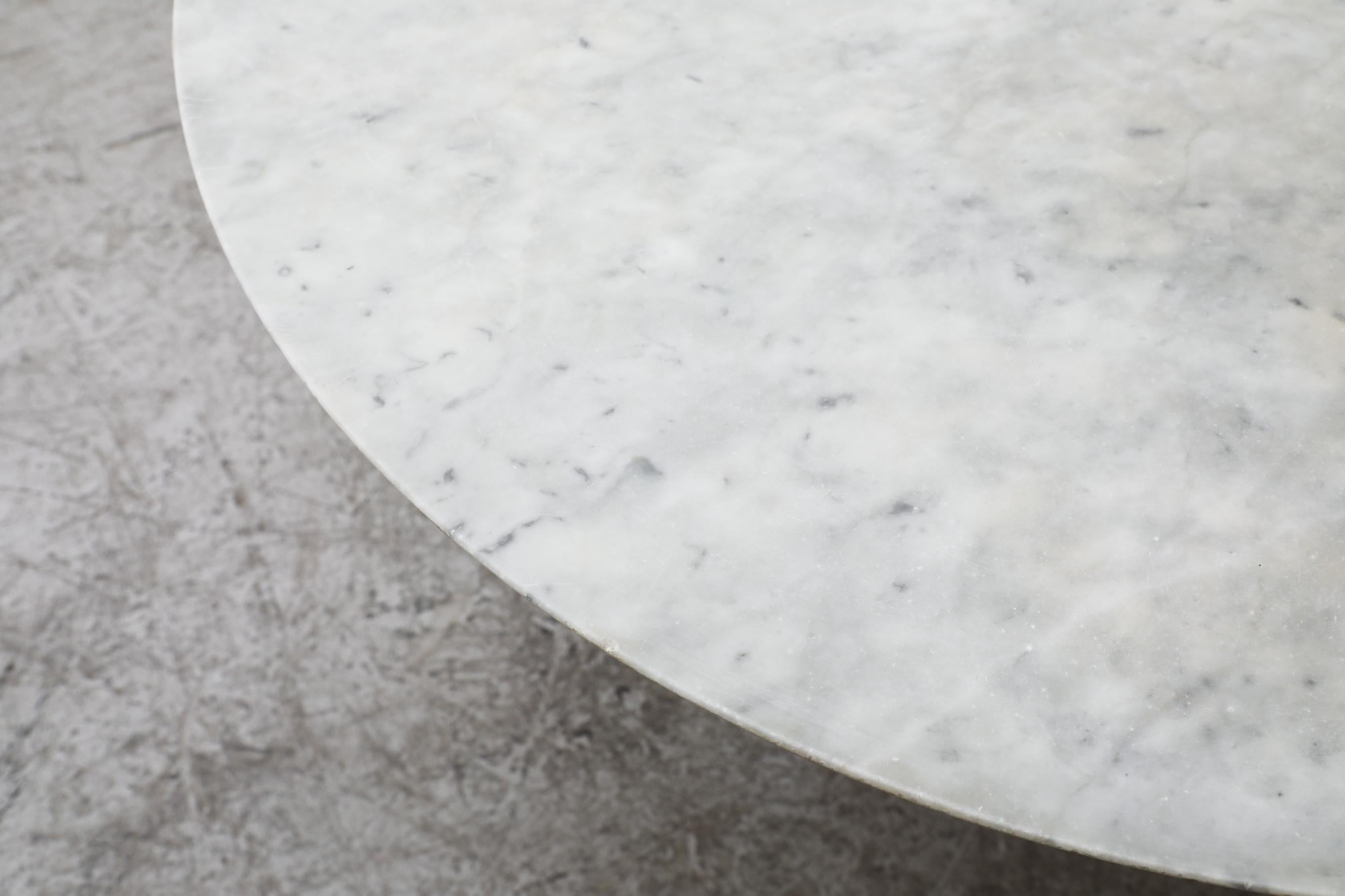 Metaform, runder Tisch aus Carrara-Marmor mit weiß emailliertem Metallsockel (Emailliert) im Angebot