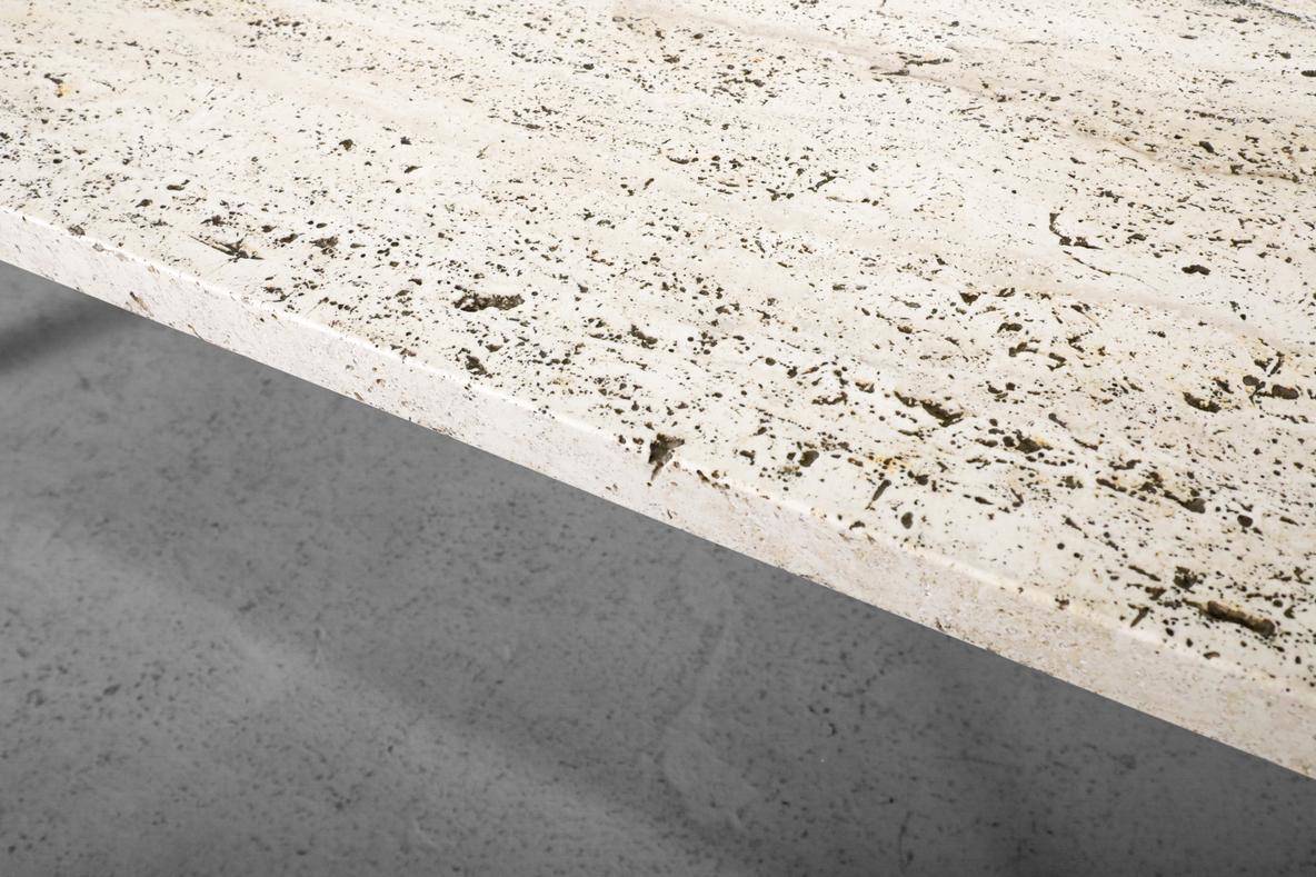 Table basse d'inspiration Metaform avec cadre chromé et plateau épais en travertin en vente 7