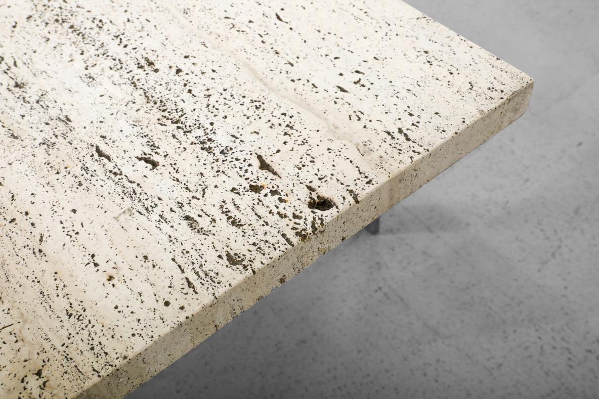 Table basse d'inspiration Metaform avec cadre chromé et plateau épais en travertin en vente 8