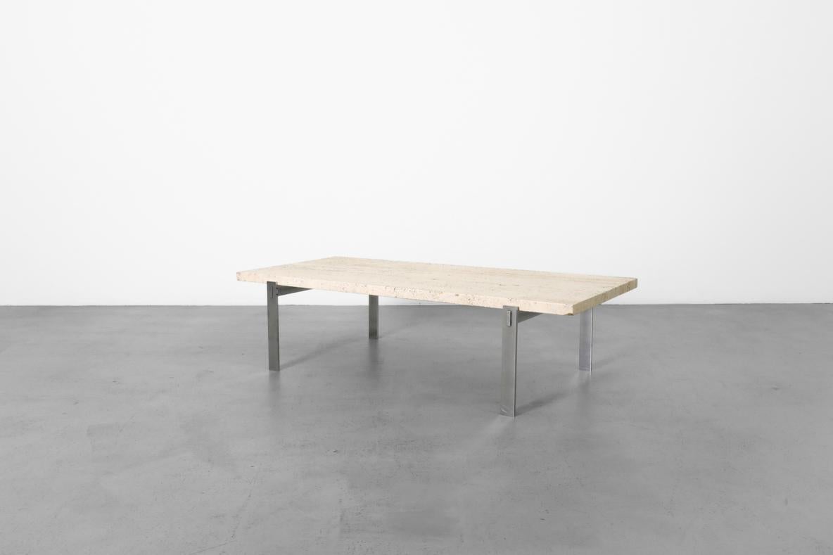Néerlandais Table basse d'inspiration Metaform avec cadre chromé et plateau épais en travertin en vente