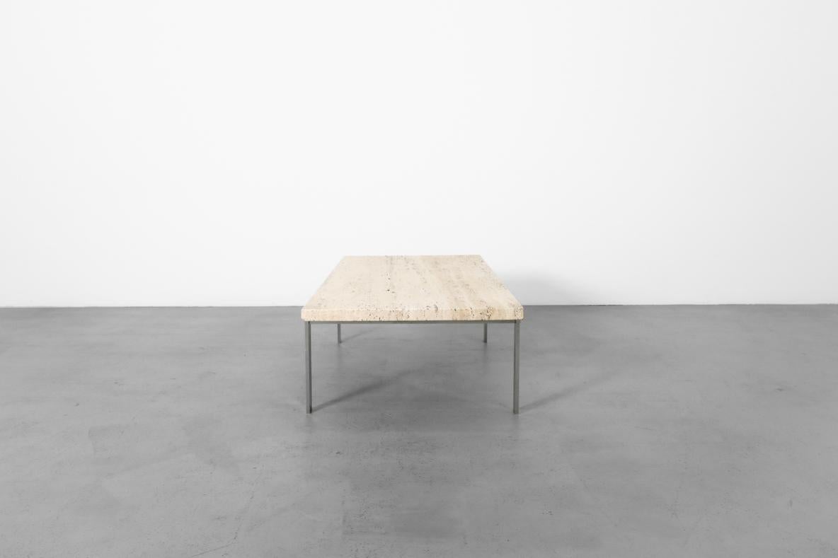 Table basse d'inspiration Metaform avec cadre chromé et plateau épais en travertin Bon état - En vente à Los Angeles, CA