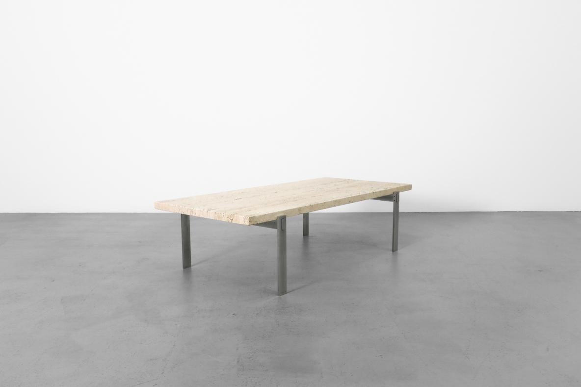 Fin du 20e siècle Table basse d'inspiration Metaform avec cadre chromé et plateau épais en travertin en vente