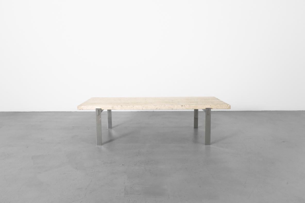 Chrome Table basse d'inspiration Metaform avec cadre chromé et plateau épais en travertin en vente