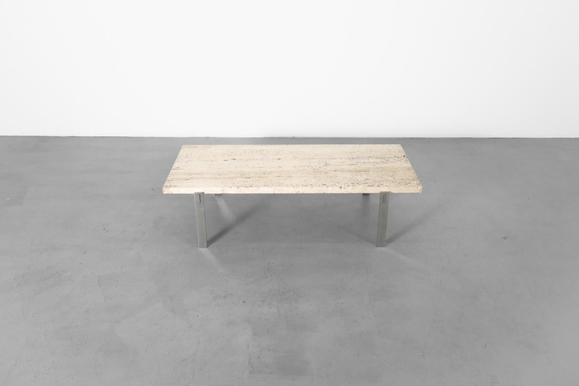 Table basse d'inspiration Metaform avec cadre chromé et plateau épais en travertin en vente 1