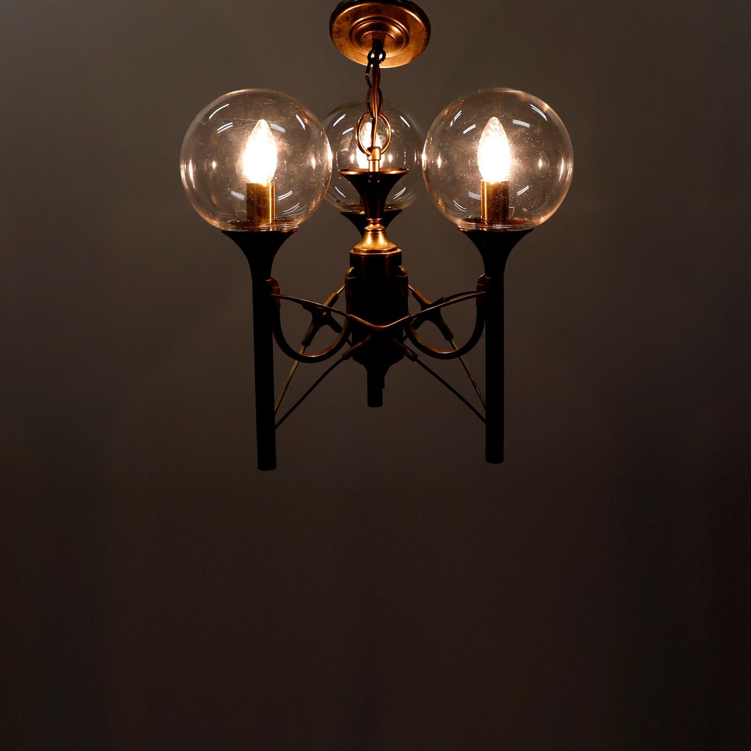 Circa 1980. Offriamo questo lampadario a 3 luci in metallo. Realizzato in metallo.