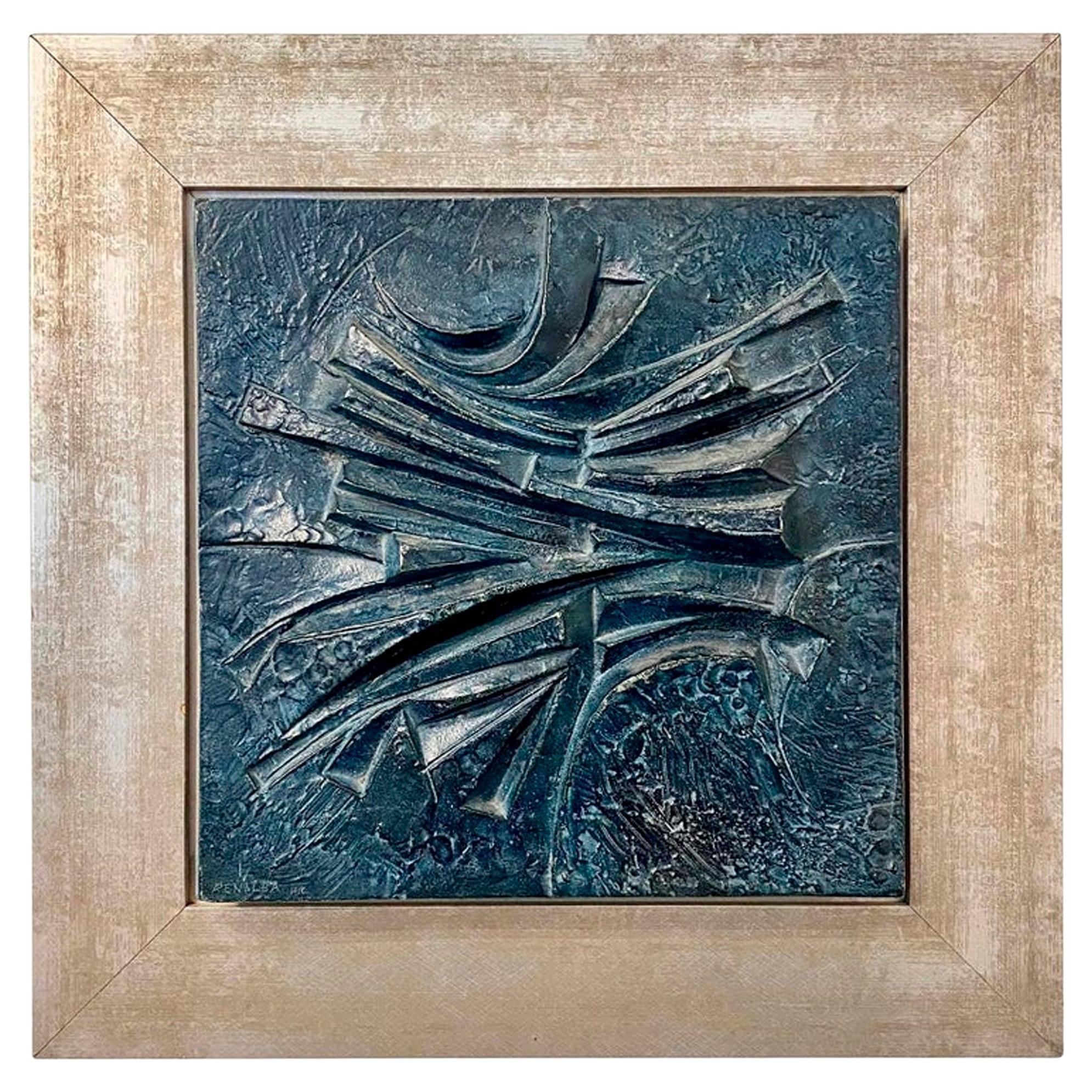 Aleación de metal en bajorrelieve de Alicia Penalba