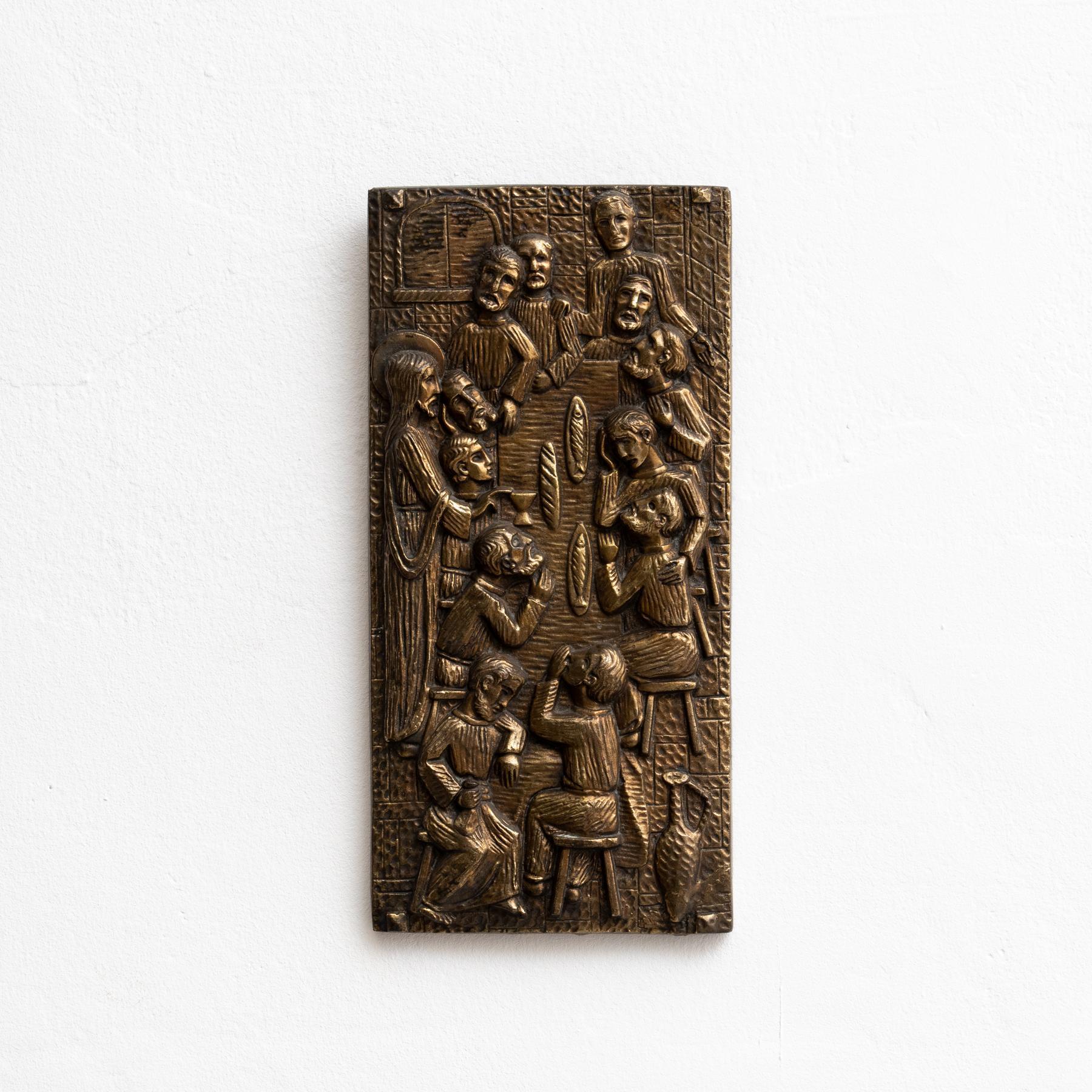 Obra de arte mural retablo metálico antiguo.    Realizado por un artista desconocido en España, hacia 1960.     En su estado original, con pequeños desgastes propios de la edad y el uso, conserva una hermosa pátina.    Materiales:  Metal.