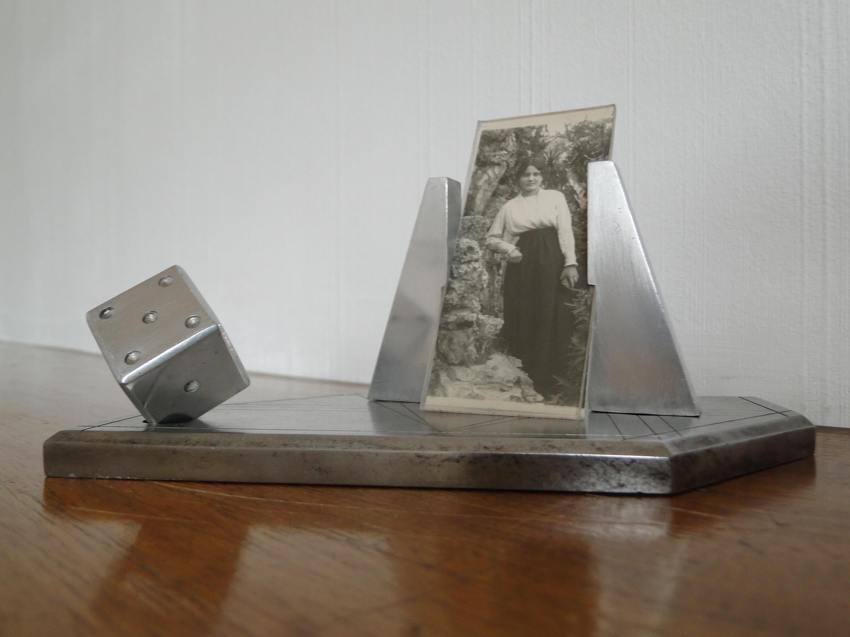 Rare für Sammler Metall und Aluminium Fotorahmen der 1930er Jahre Frankreich mit einem Würfel.
Sehr schöner Artikel.
Guter Zustand.