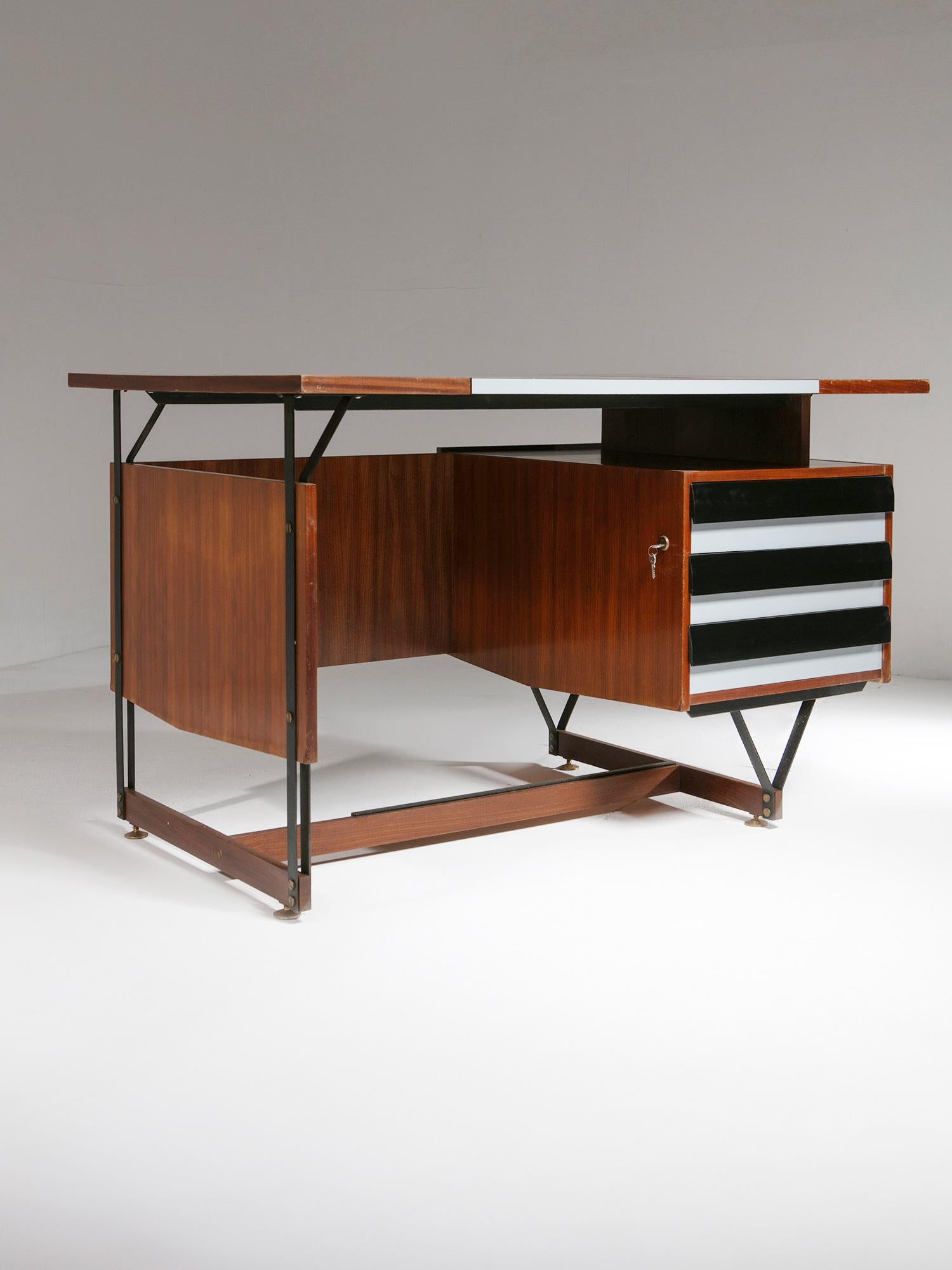 Seltener Schreibtisch von Enzo Strada für Fratelli Tenani.
Ein kompakter Schreibtisch mit robustem Metallgestell und Holz- und Kunststoffplatten.
Verstellbare Messingfüße und Details.