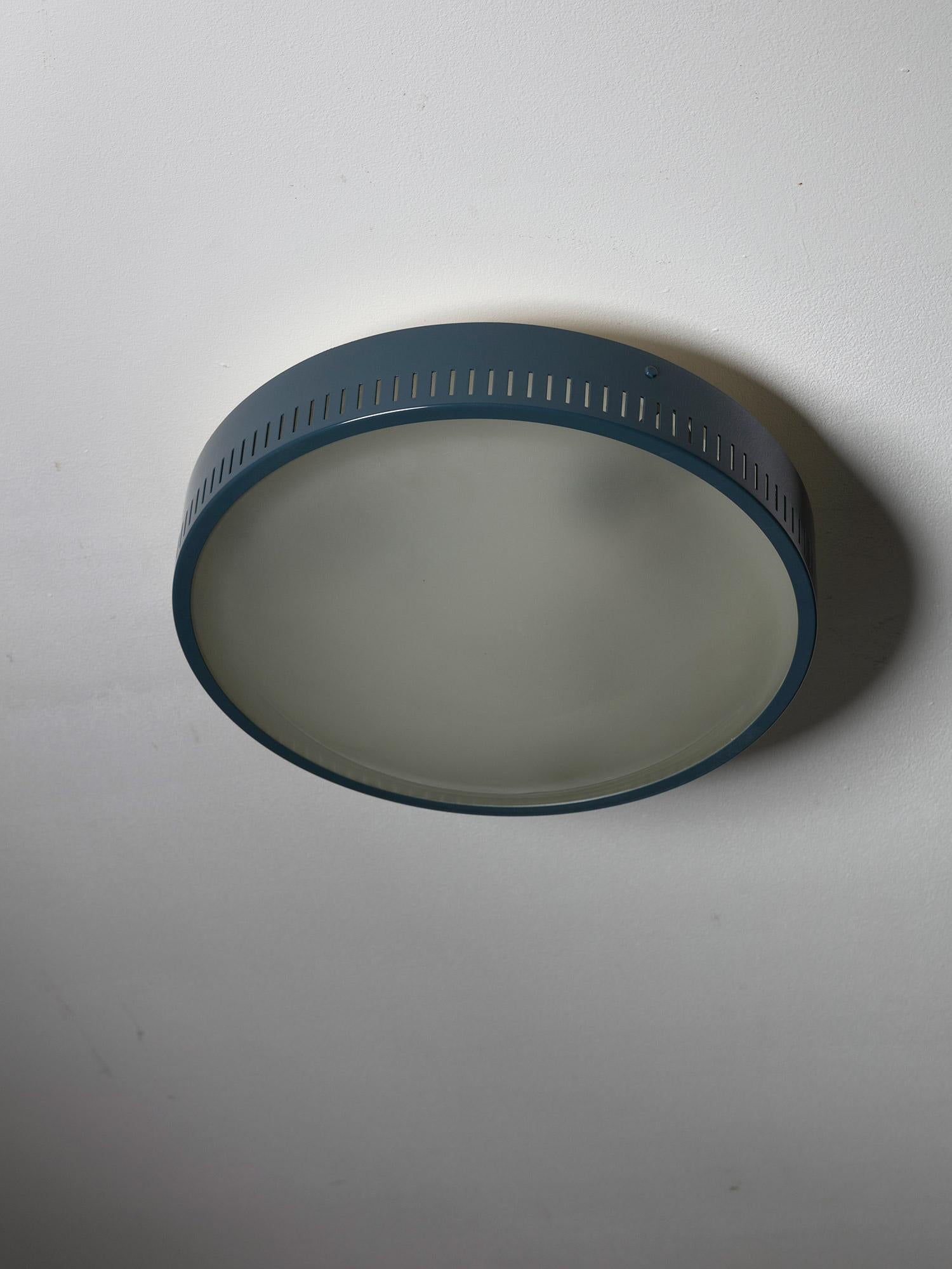 Lámpara de techo Modelo 1152 fabricada por Stilnovo.
Pieza de metal esmaltado en azul claro con cristal esmerilado en forma de lente.
Cuatro piezas disponibles.
 