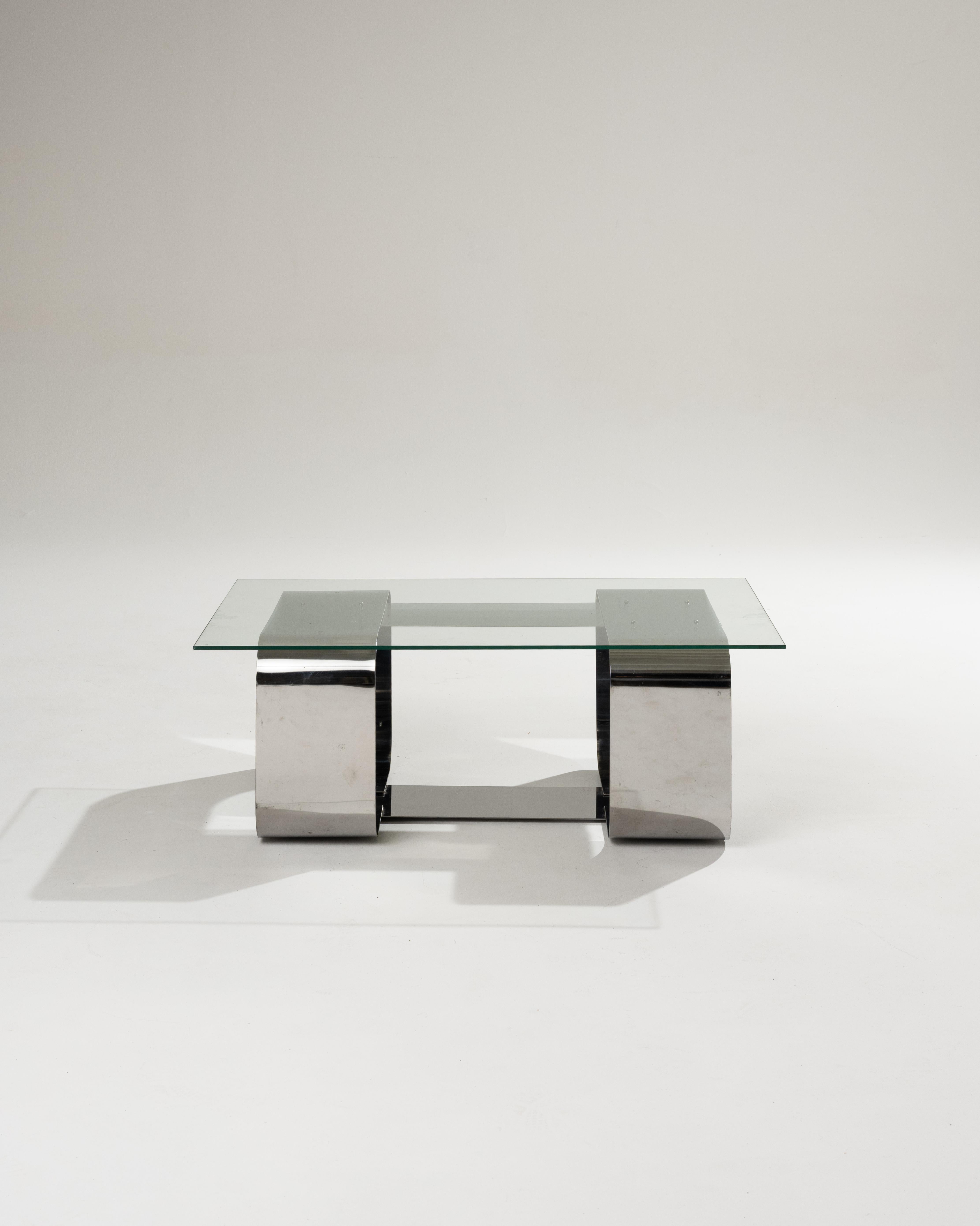 Rechteckiger Couchtisch aus Metall mit einer Glasplatte. Die Platte ergänzt perfekt die Metallstruktur, die das gesamte Stück trägt. Sein minimalistisches Design erinnert an die Werke von François Monnet oder Paul Legeard. In gutem Zustand, mit