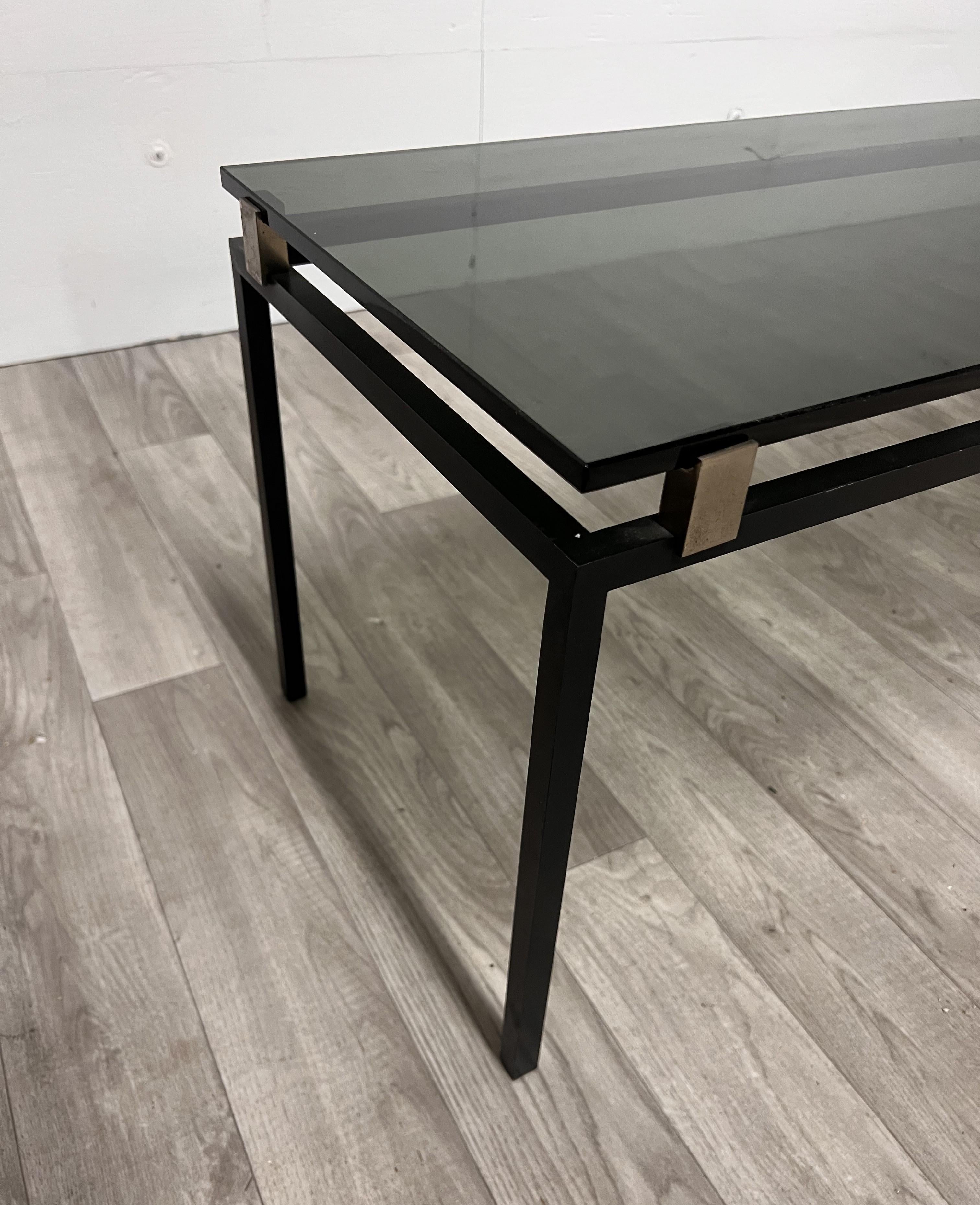 Schwarz lackiertes Metall und grau verspiegelte Glasplatte mod. 2001 Couchtisch von Max Ingrand - CIRCA 1960 Edition Fontana Arte