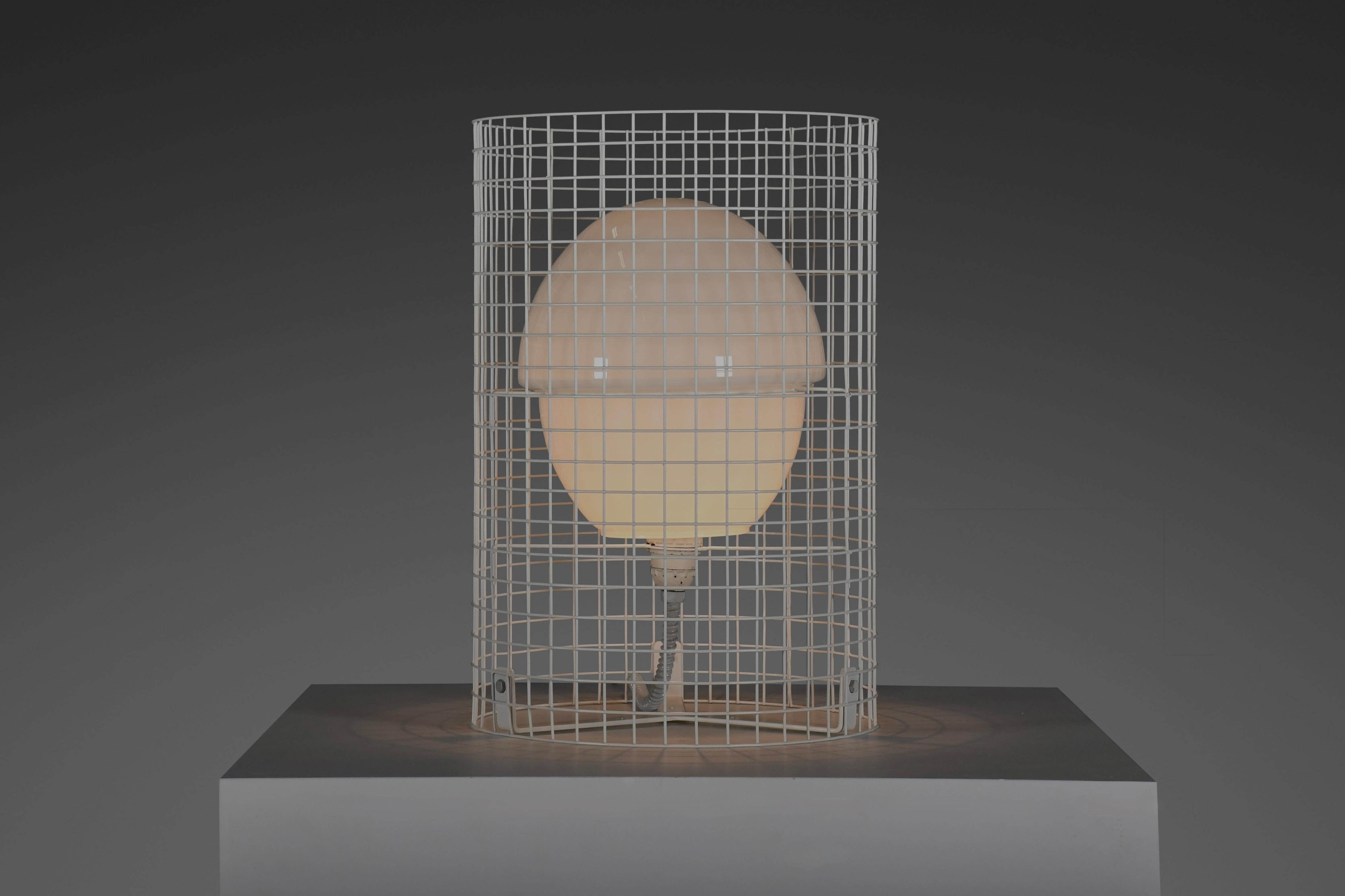 Sculptural Model 1102 Steh-/Tischlampe in sehr gutem Zustand.

1971 von dem bekannten italienischen Designer Gino Sarfatti entworfen

Hergestellt von Arteluce Italien.

Der zylindrische Körper der Leuchte besteht aus einem beschichteten
