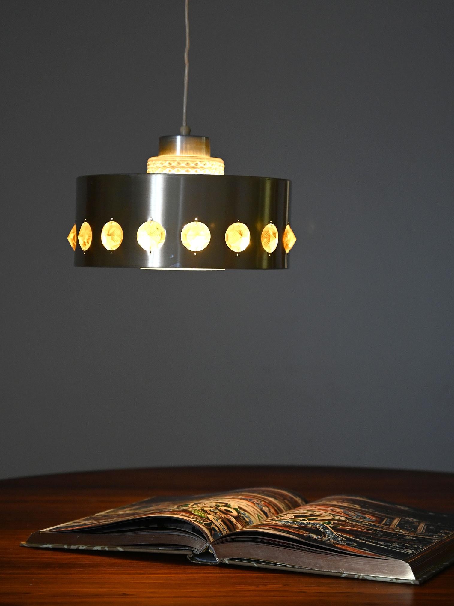 Europeo Lampada a sospensione in metallo e vetro in vendita