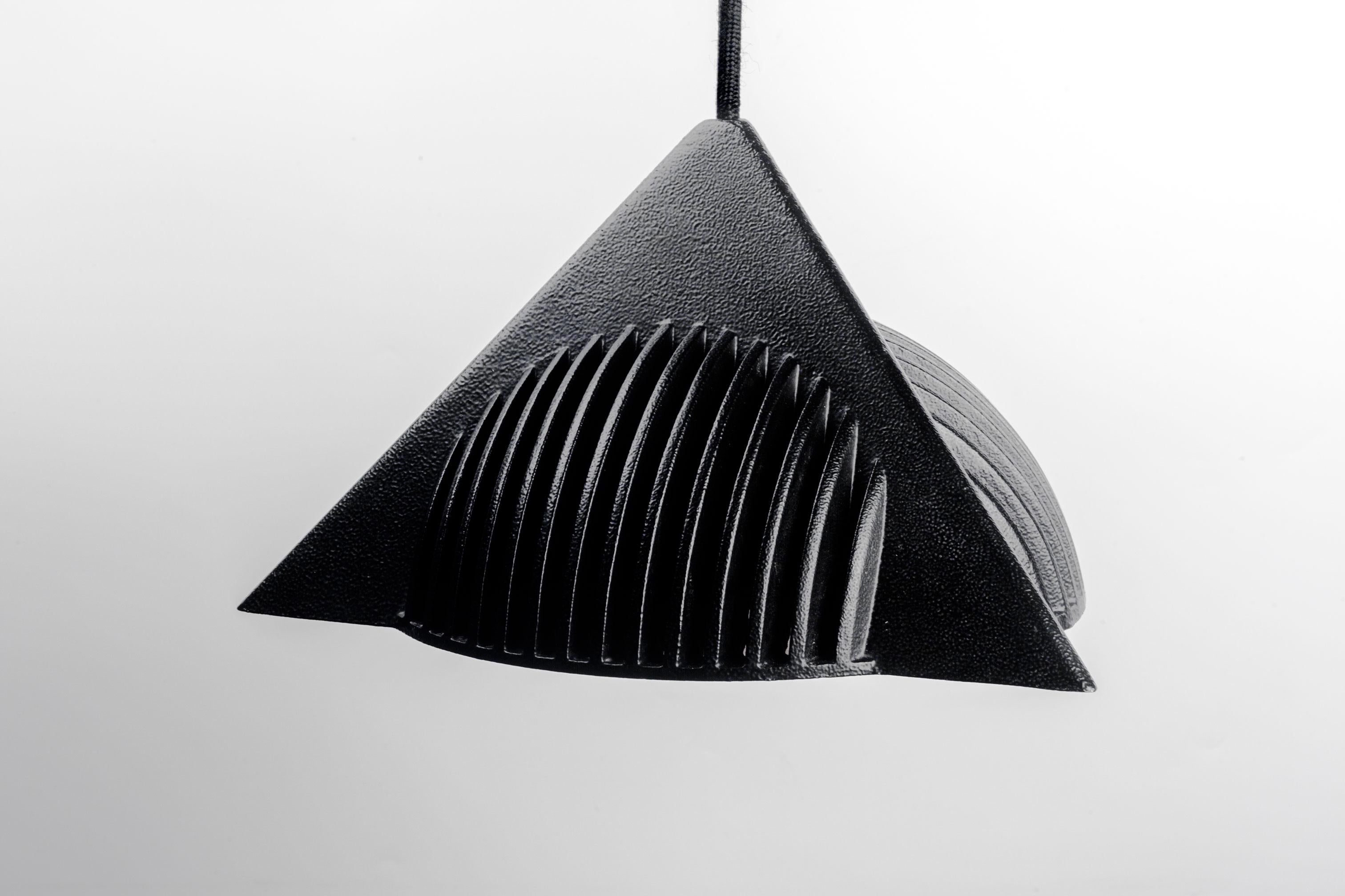 Skulpturale schwarze Pendelleuchte aus Metall und Glas von Ron Rezek, USA 1990er Jahre im Angebot 4