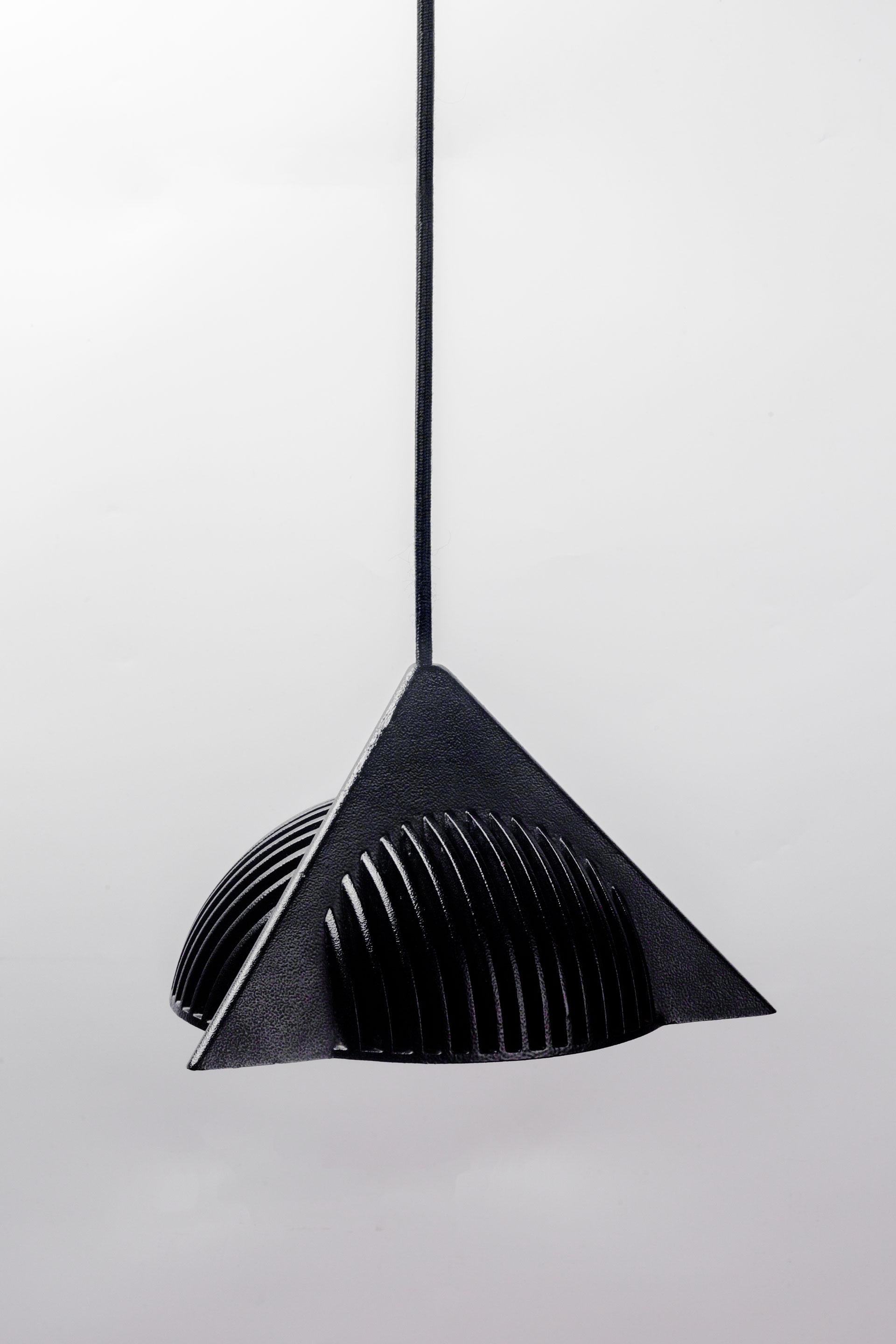 Skulpturale schwarze Pendelleuchte aus Metall und Glas von Ron Rezek, USA 1990er Jahre im Angebot 7