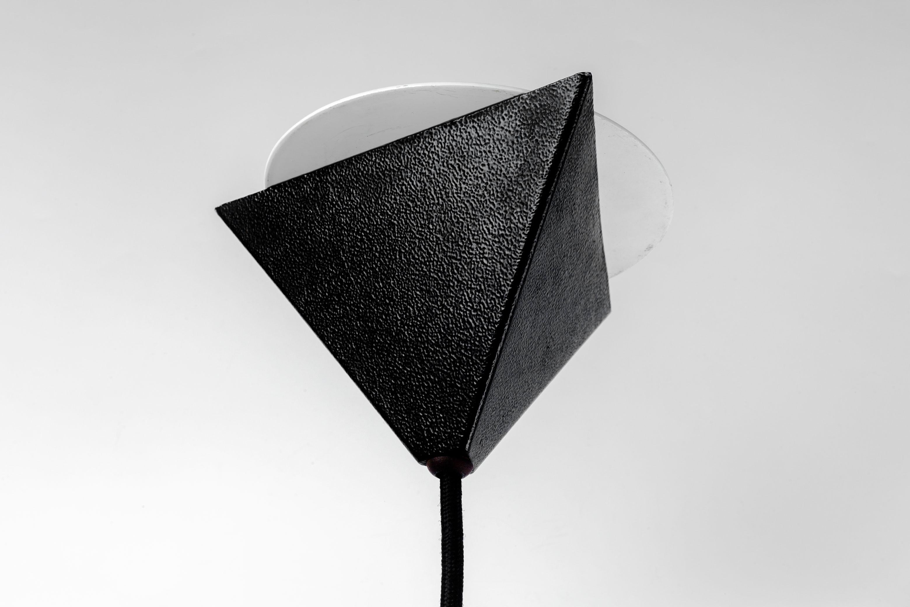 Skulpturale schwarze Pendelleuchte aus Metall und Glas von Ron Rezek, USA 1990er Jahre (Nordamerikanisch) im Angebot