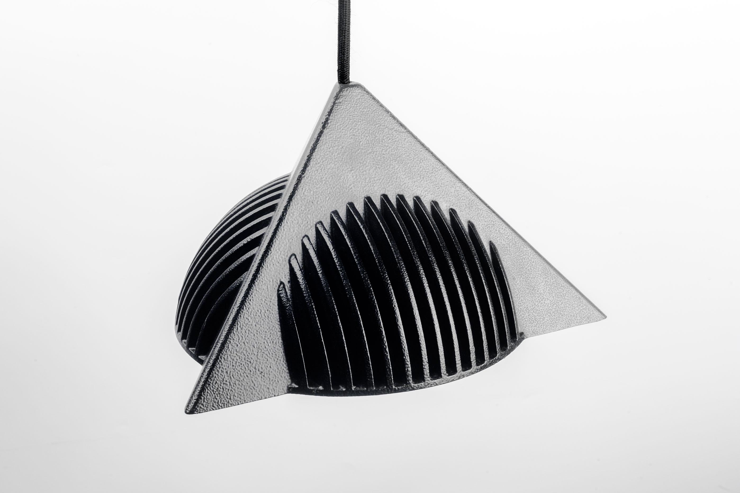 Skulpturale schwarze Pendelleuchte aus Metall und Glas von Ron Rezek, USA 1990er Jahre im Zustand „Gut“ im Angebot in Chicago, IL
