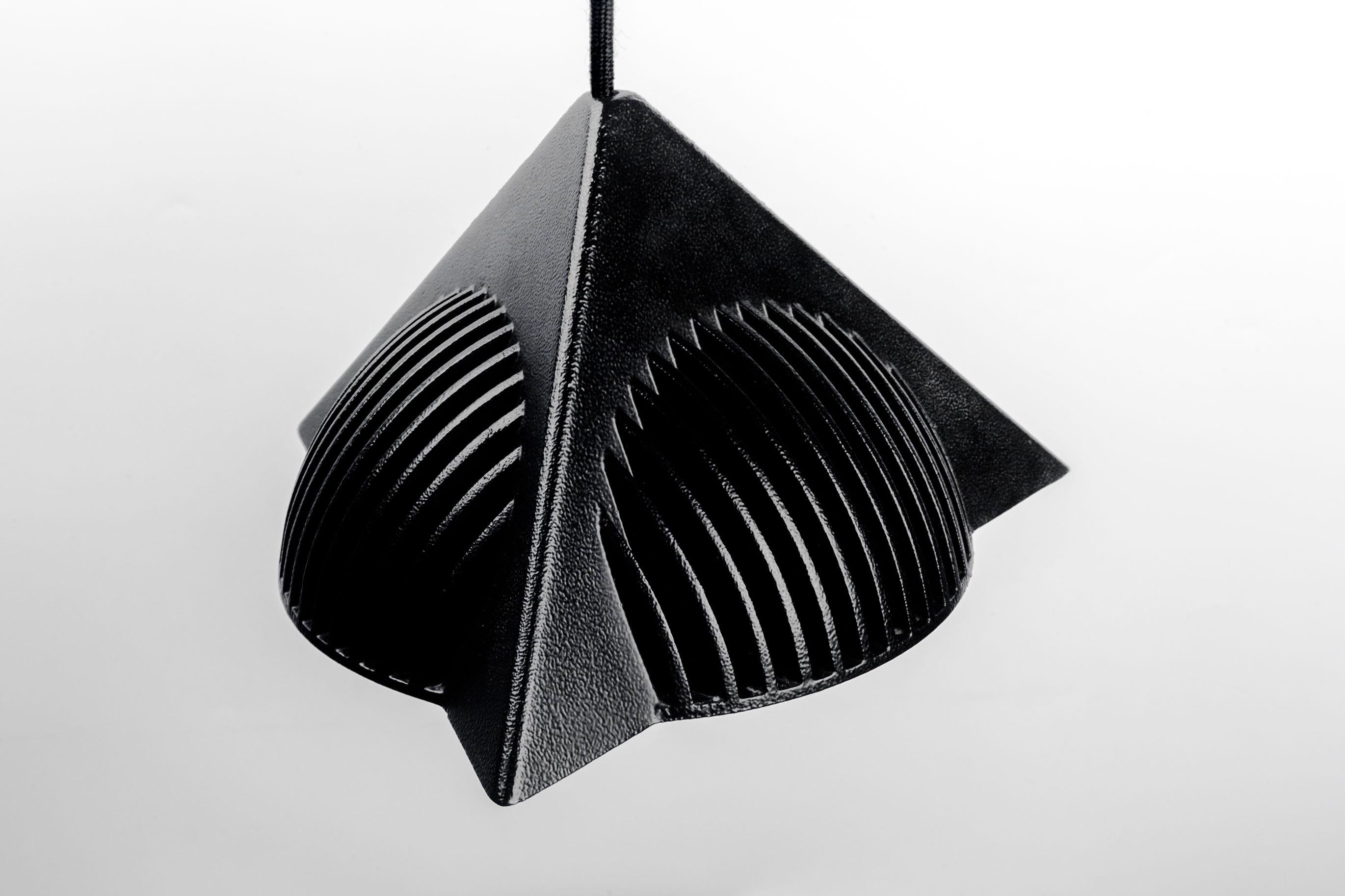 Skulpturale schwarze Pendelleuchte aus Metall und Glas von Ron Rezek, USA 1990er Jahre (Ende des 20. Jahrhunderts) im Angebot