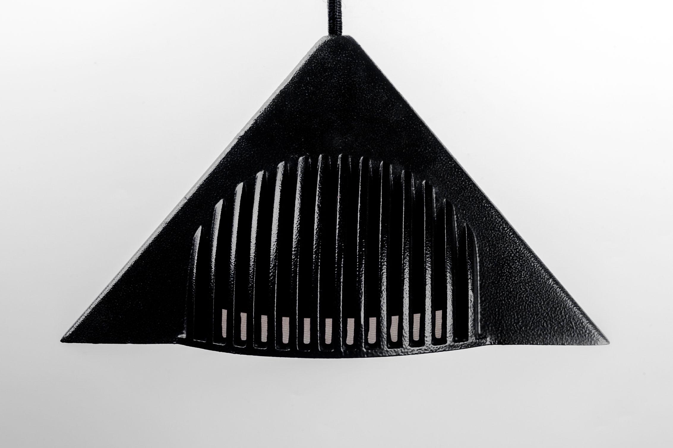 Skulpturale schwarze Pendelleuchte aus Metall und Glas von Ron Rezek, USA 1990er Jahre im Angebot 1