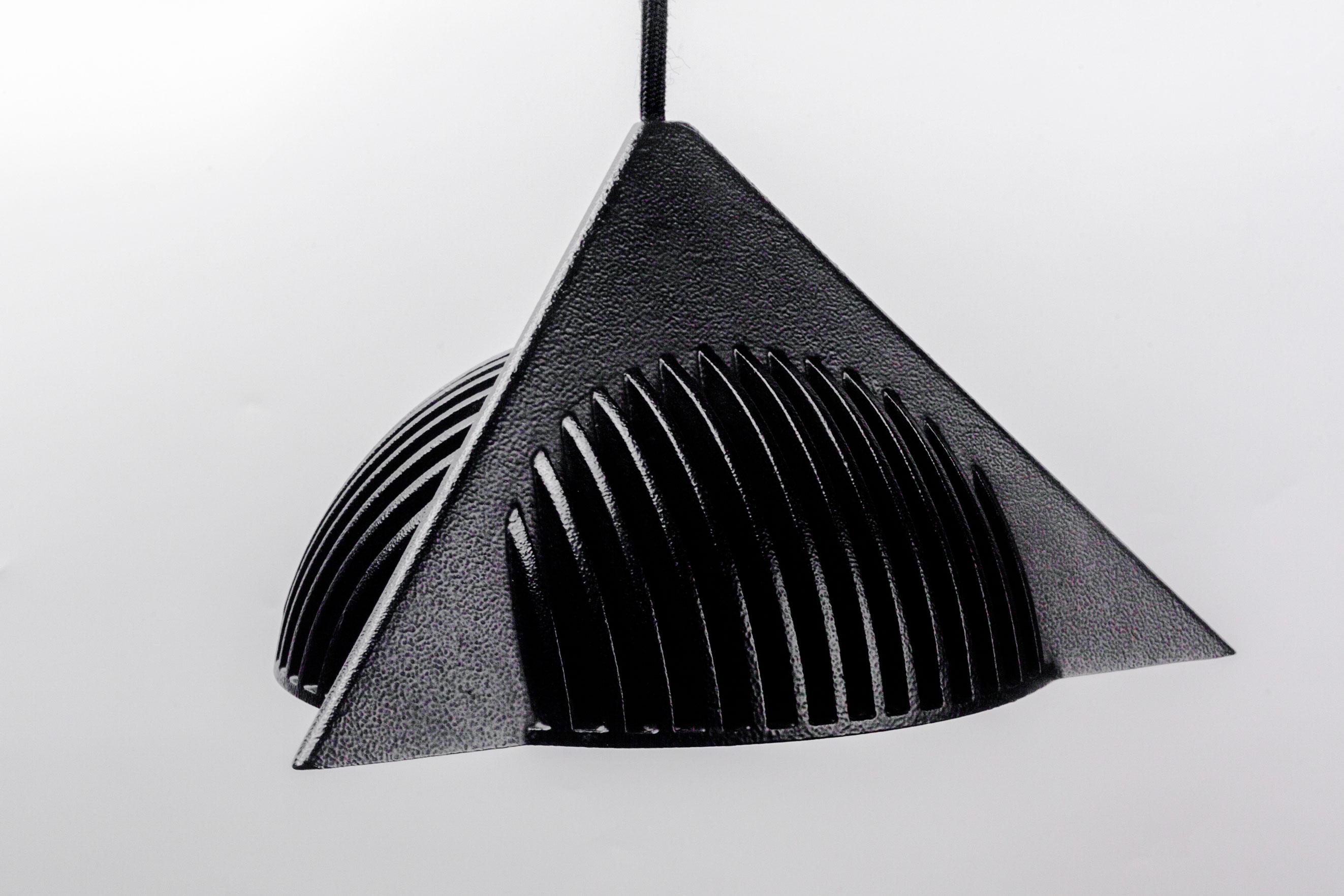 Skulpturale schwarze Pendelleuchte aus Metall und Glas von Ron Rezek, USA 1990er Jahre im Angebot 3