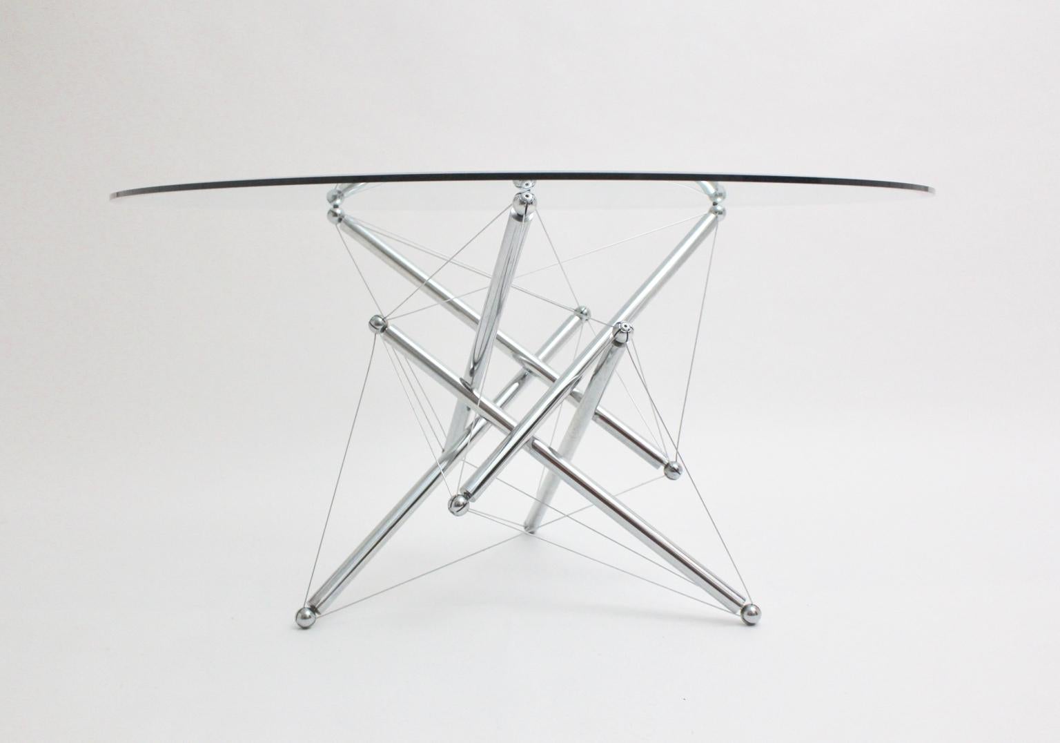 Moderner Vintage-Esstisch aus verchromtem Stahlgestell und einer Klarglasplatte im Stil von Theodore Waddell, 1980er Jahre.
Dieser Esstisch besteht aus einem polierten, verchromten Stahlgestell und einer klaren Glasplatte. Die Glasplatte besteht aus