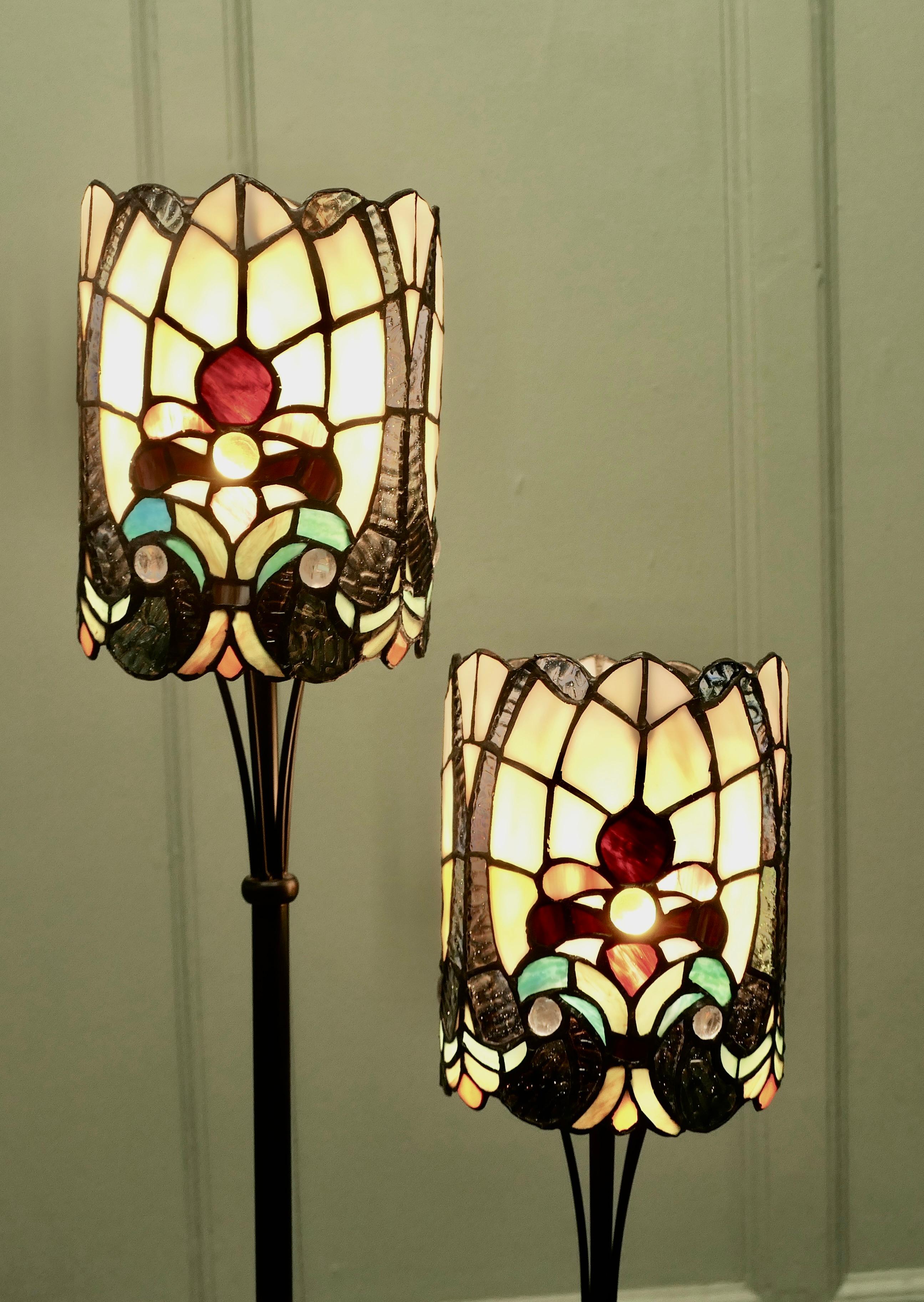 Lámpara Gemela de Metal y Cristal Estilo Tiffany en Bueno estado para la venta en Godshill, Isle of Wight