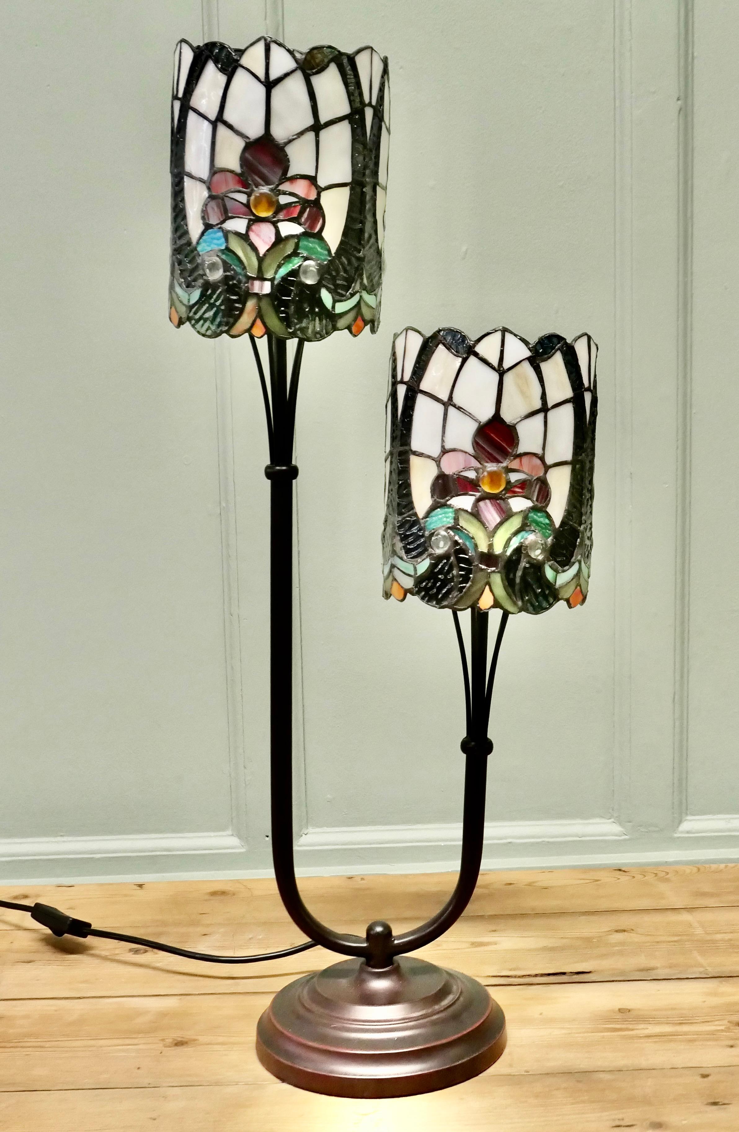 Lámpara Gemela de Metal y Cristal Estilo Tiffany finales del siglo XX en venta