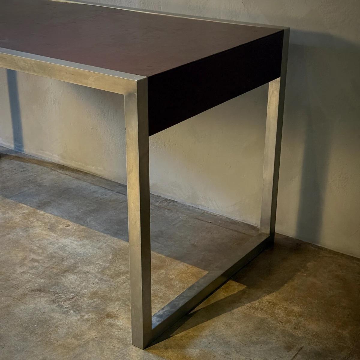 Mesa de escritorio de metal y cuero en venta 1