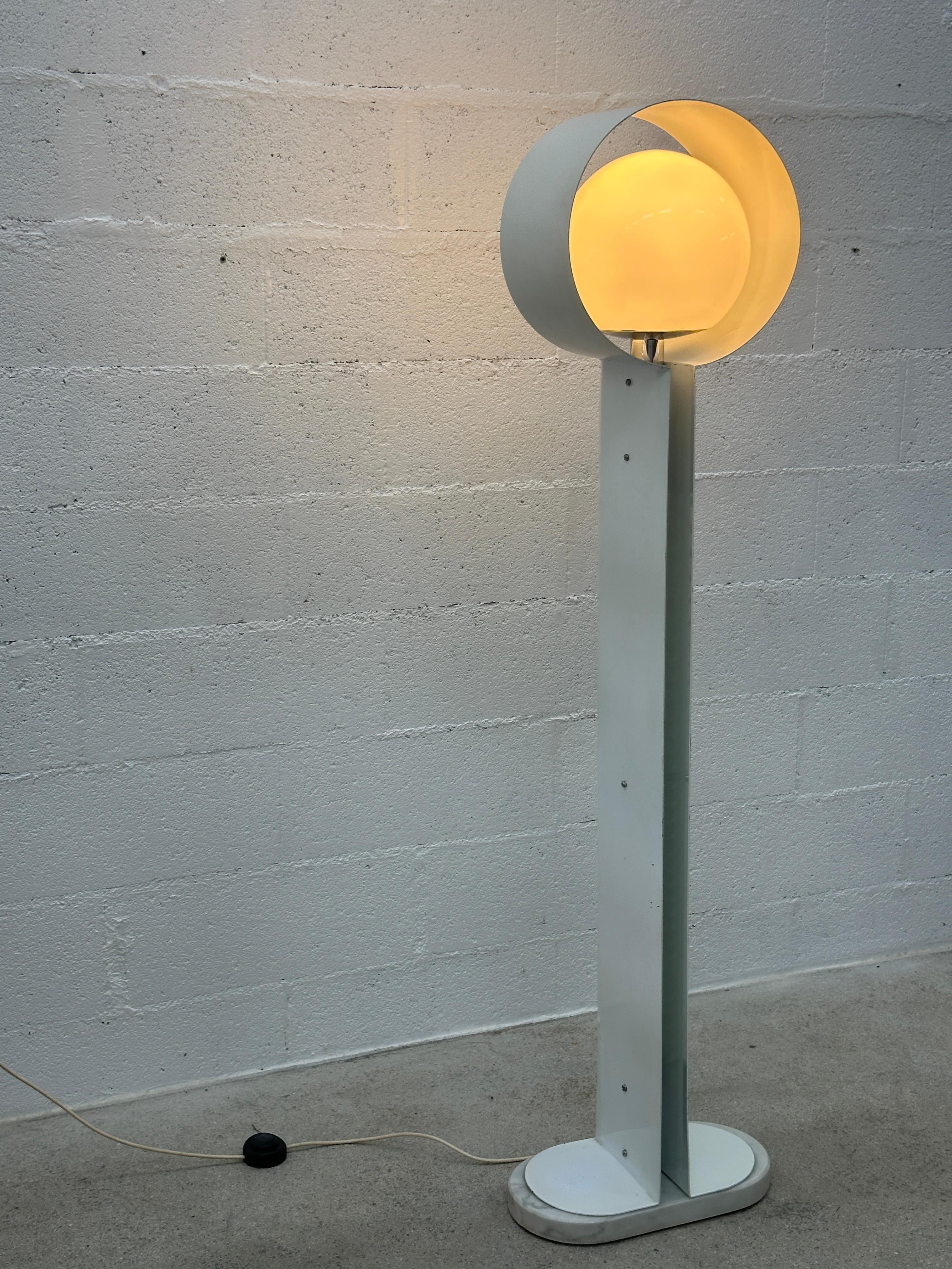 Stehlampe aus Metall und Marmor aus Italien CIRCA 1960 Produziert in sehr wenigen Exemplaren. im Angebot 6