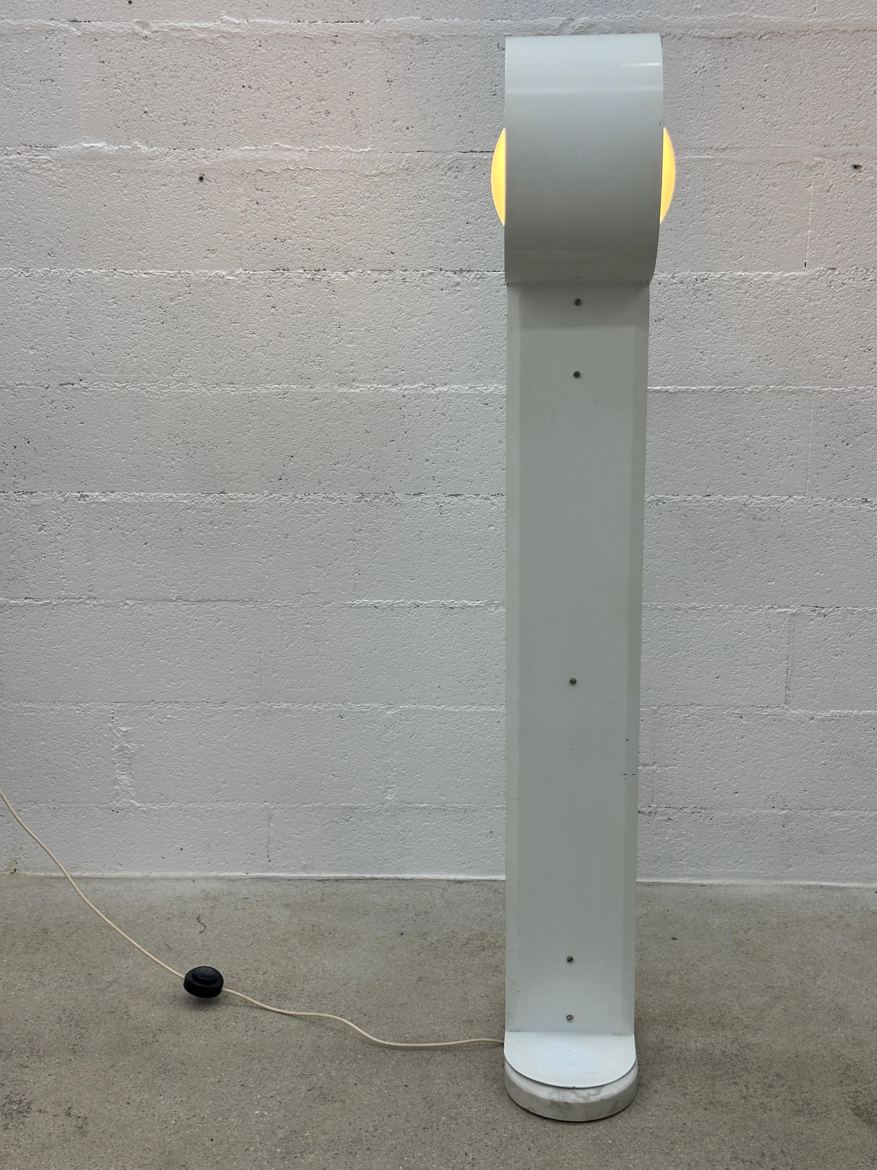 Stehlampe aus Metall und Marmor aus Italien CIRCA 1960 Produziert in sehr wenigen Exemplaren. im Angebot 7